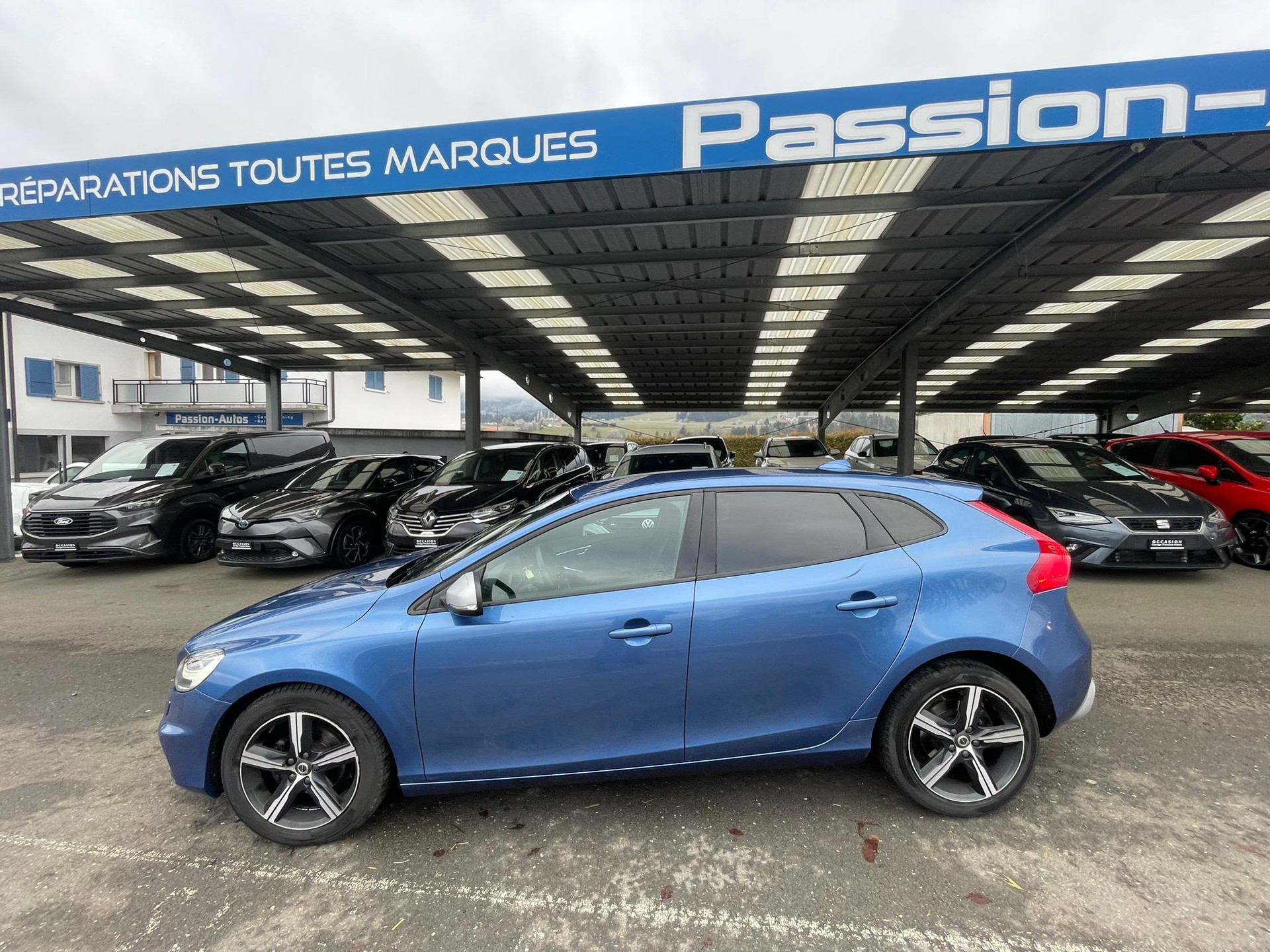 VOLVO V40 D2 Kinetic R-Design-image-3