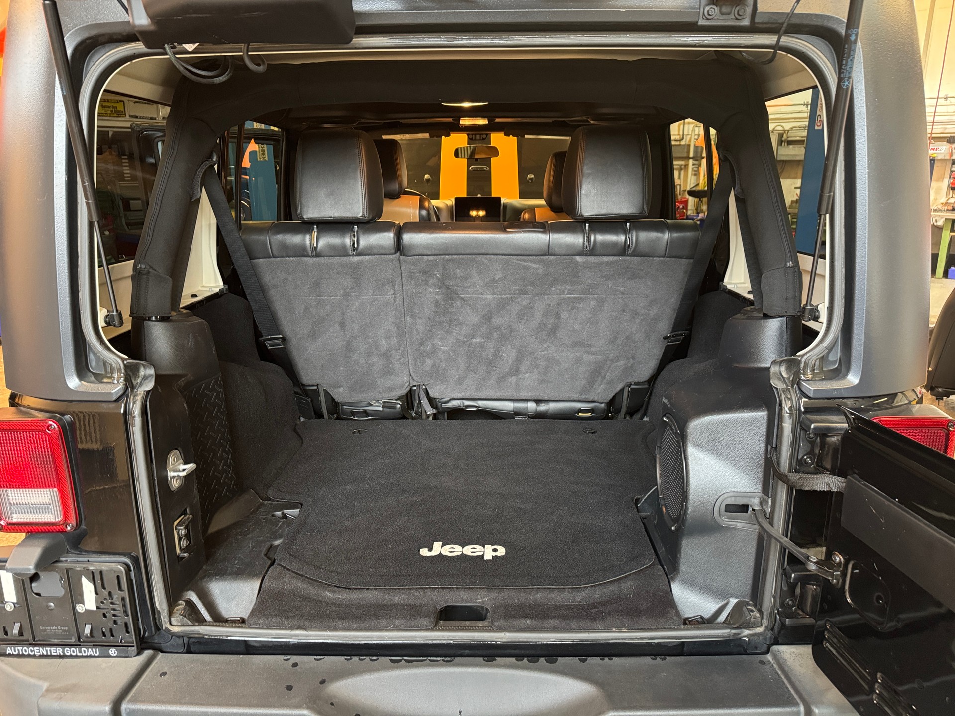 JEEP Wrangler Unlimited Sahara-image-11