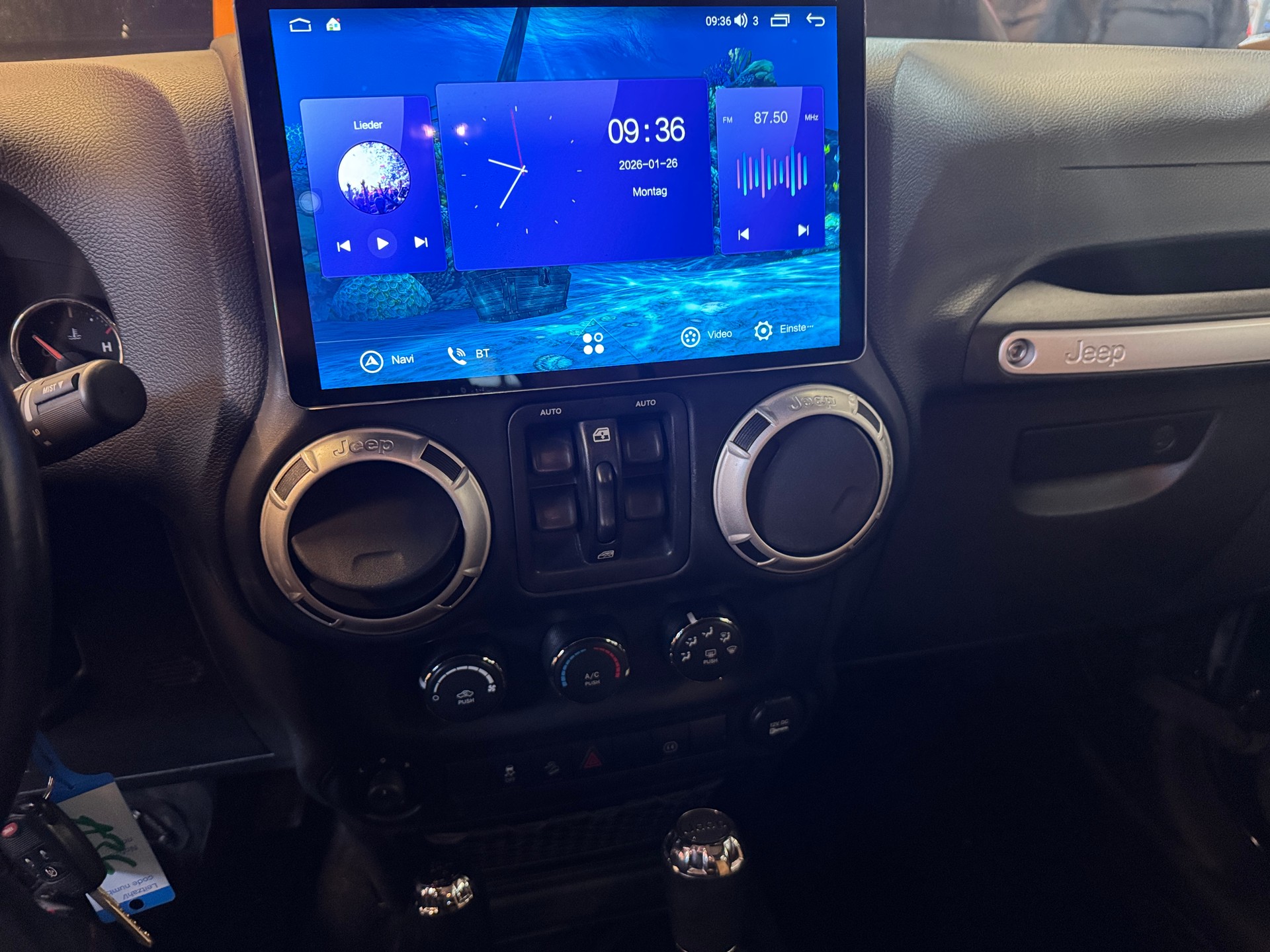 JEEP Wrangler Unlimited Sahara-image-15