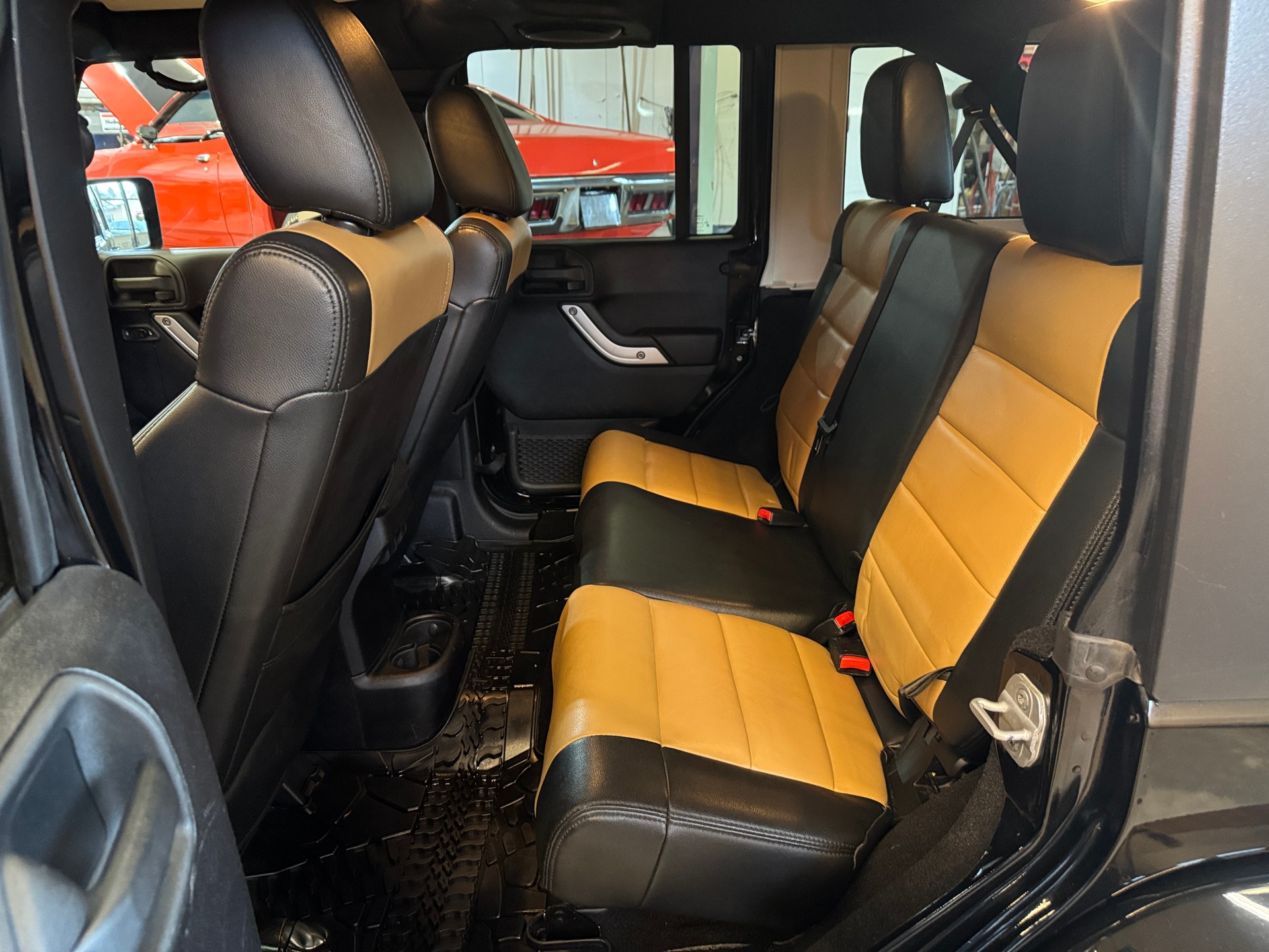 JEEP Wrangler Unlimited Sahara-image-9
