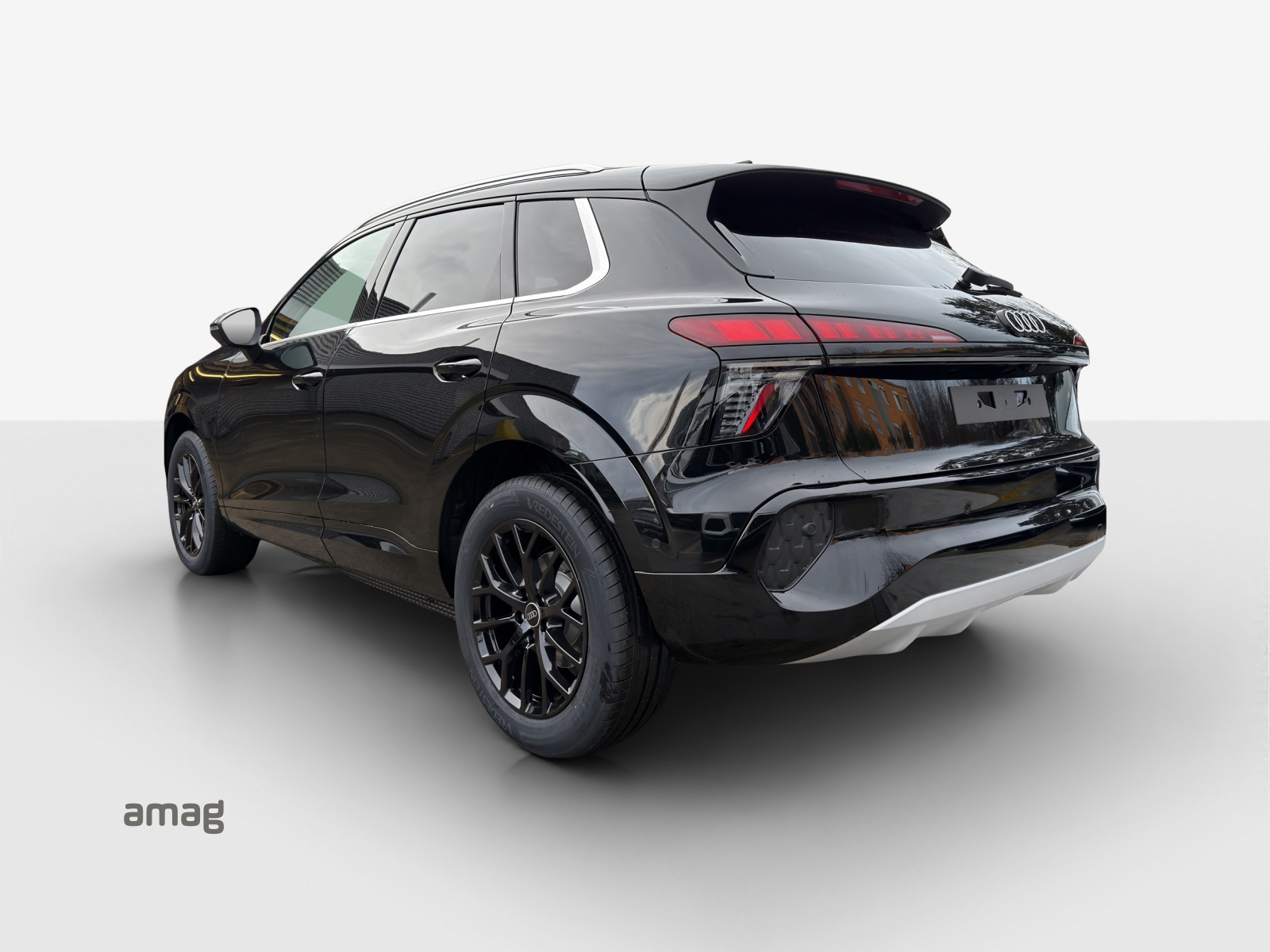 AUDI Q3 SUV 110 kW TFSI S tronic-image-2
