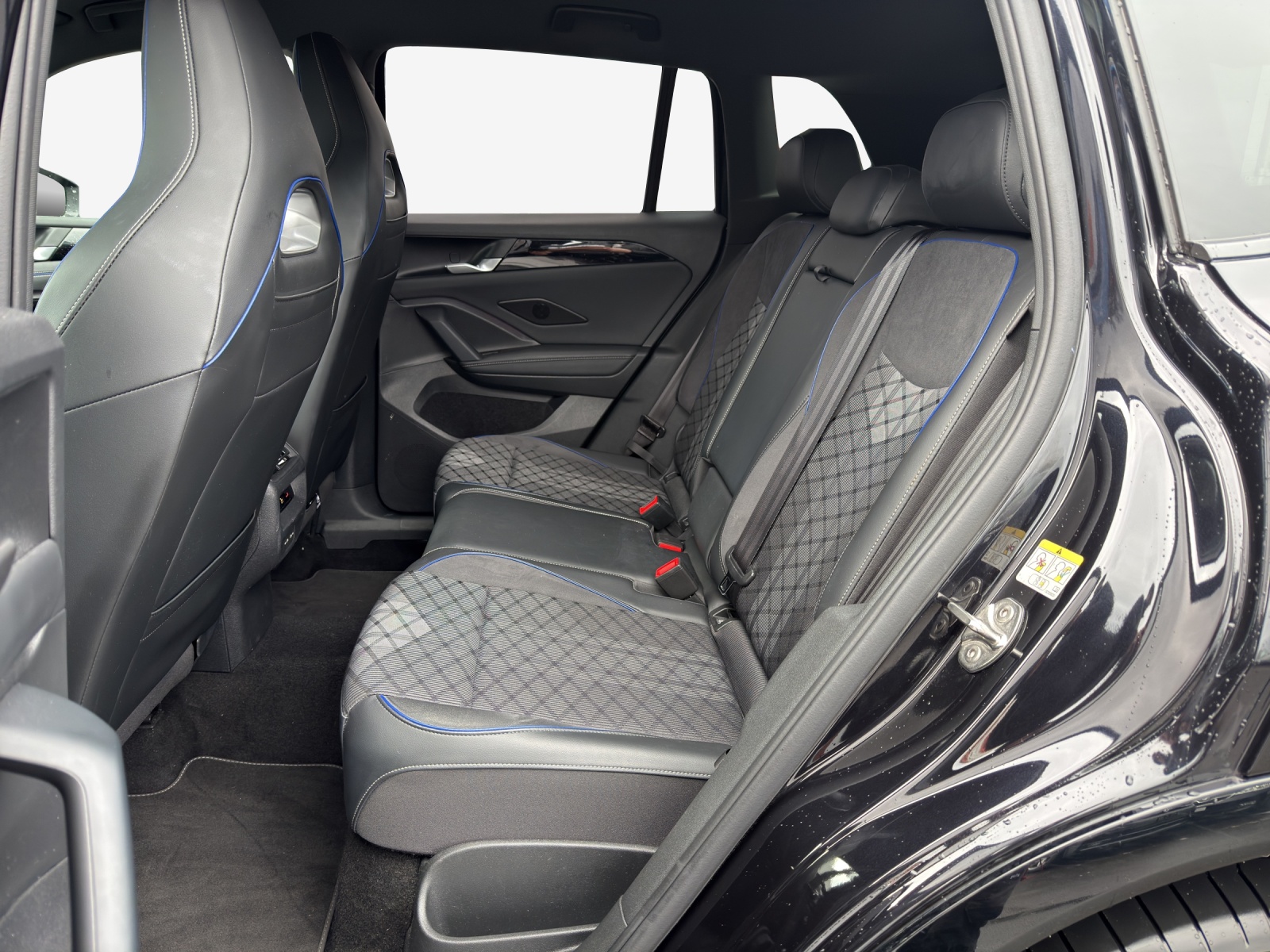 VW Tiguan 2.0 TDI SCR R-Line 4Motion DSG-image-11