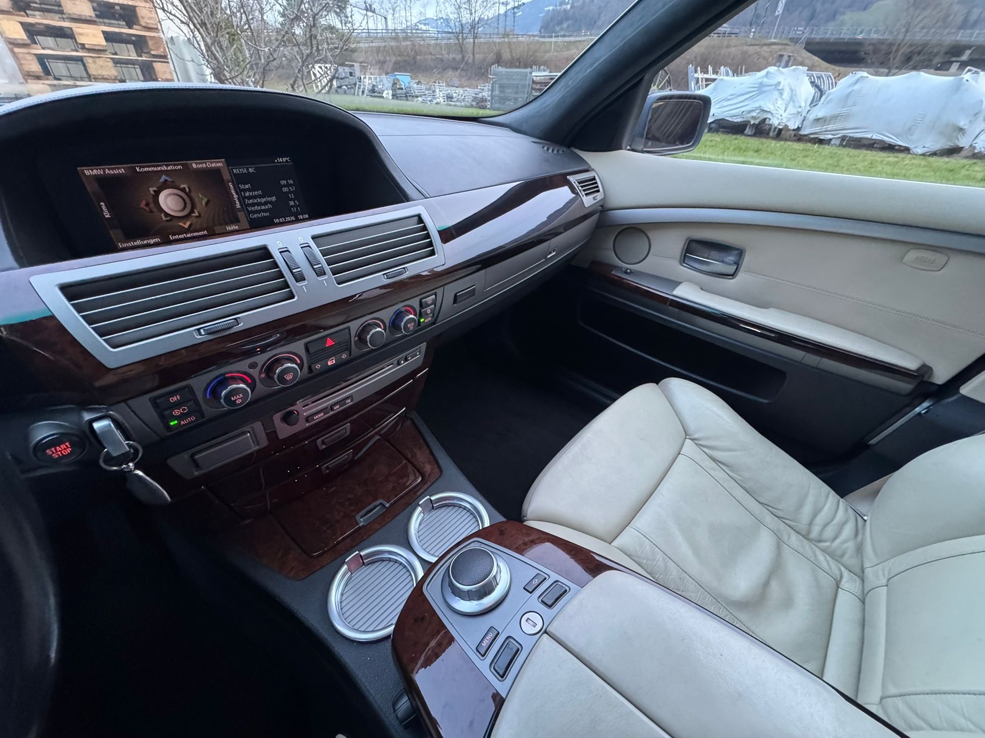 BMW 760i L-image-10