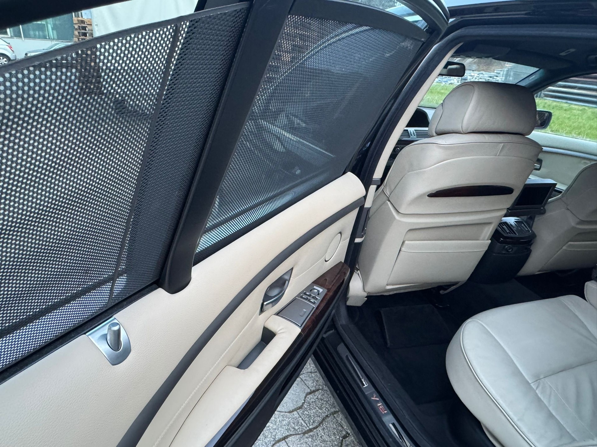 BMW 760i L-image-15