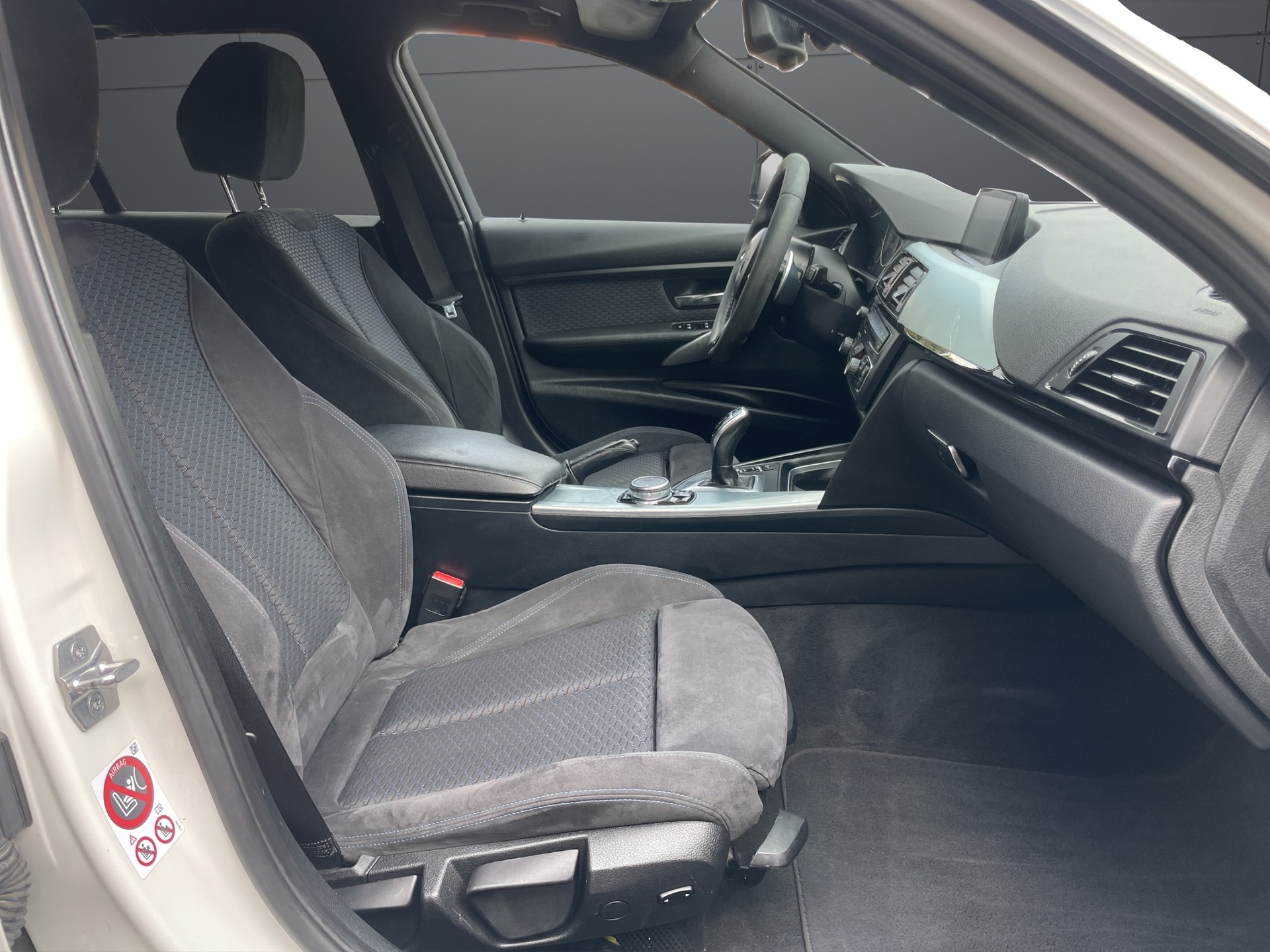 BMW 320d xDrive M Sport Touring Steptronic-image-5