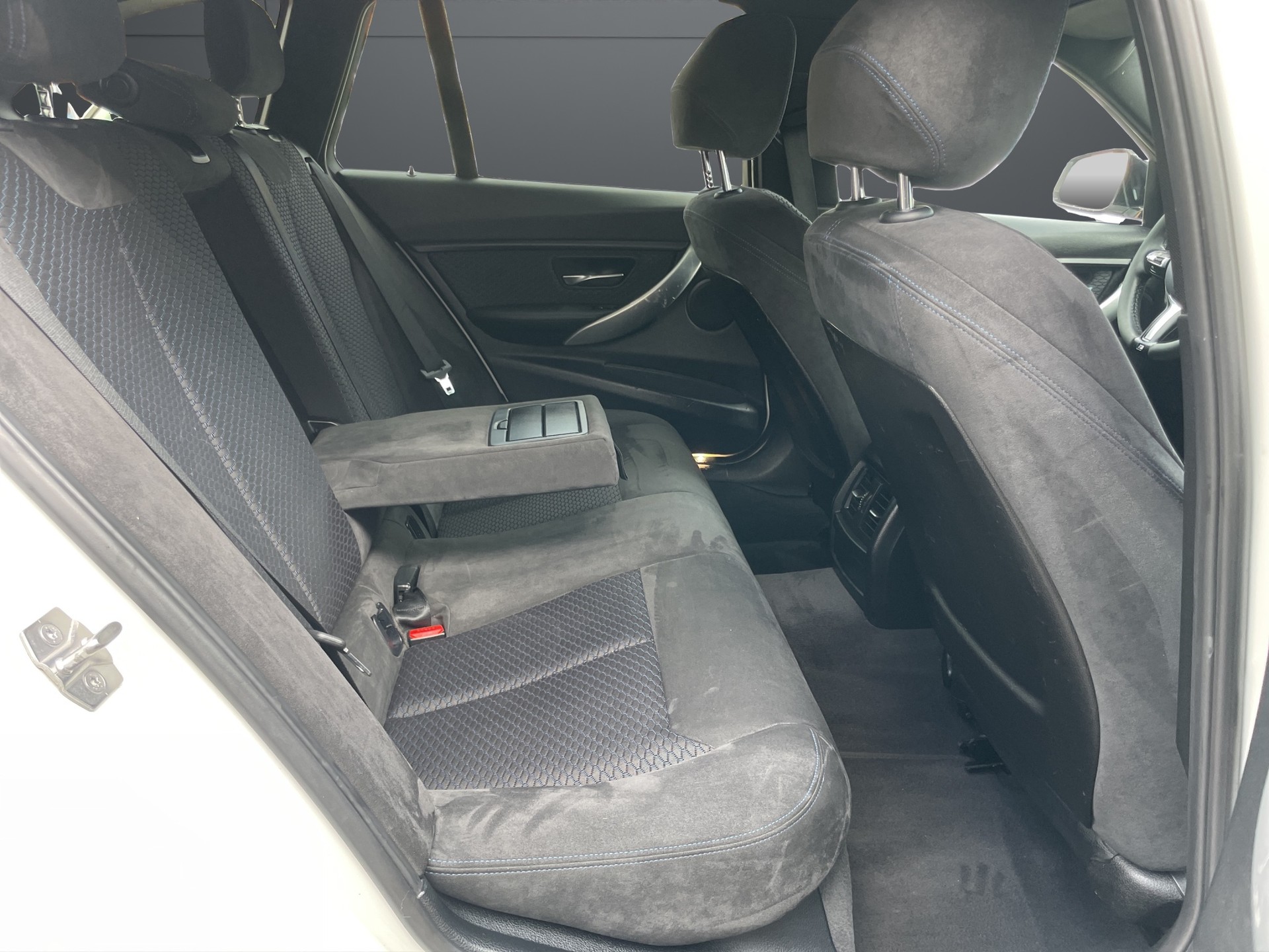 BMW 320d xDrive M Sport Touring Steptronic-image-6