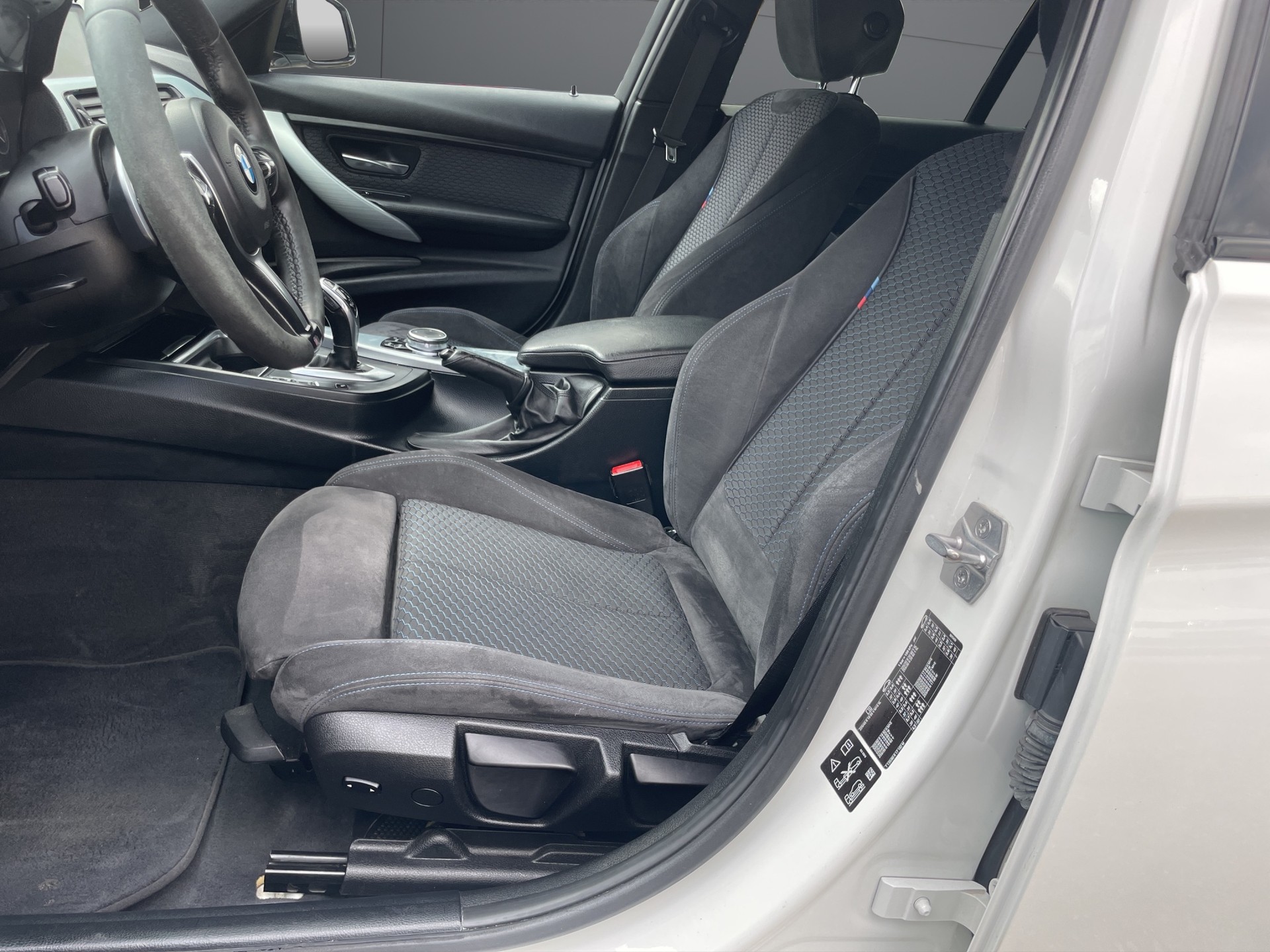 BMW 320d xDrive M Sport Touring Steptronic-image-4