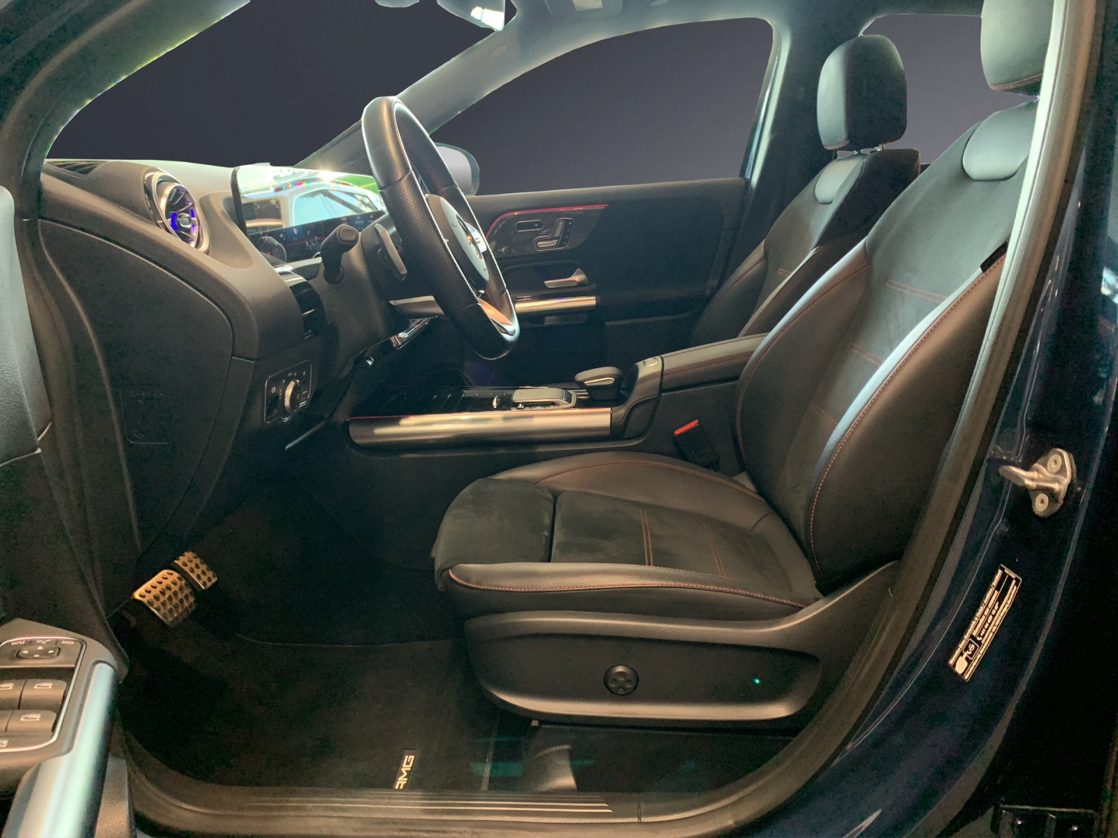 MERCEDES-BENZ GLA 250e AMG Line 8G-DCT-image-5