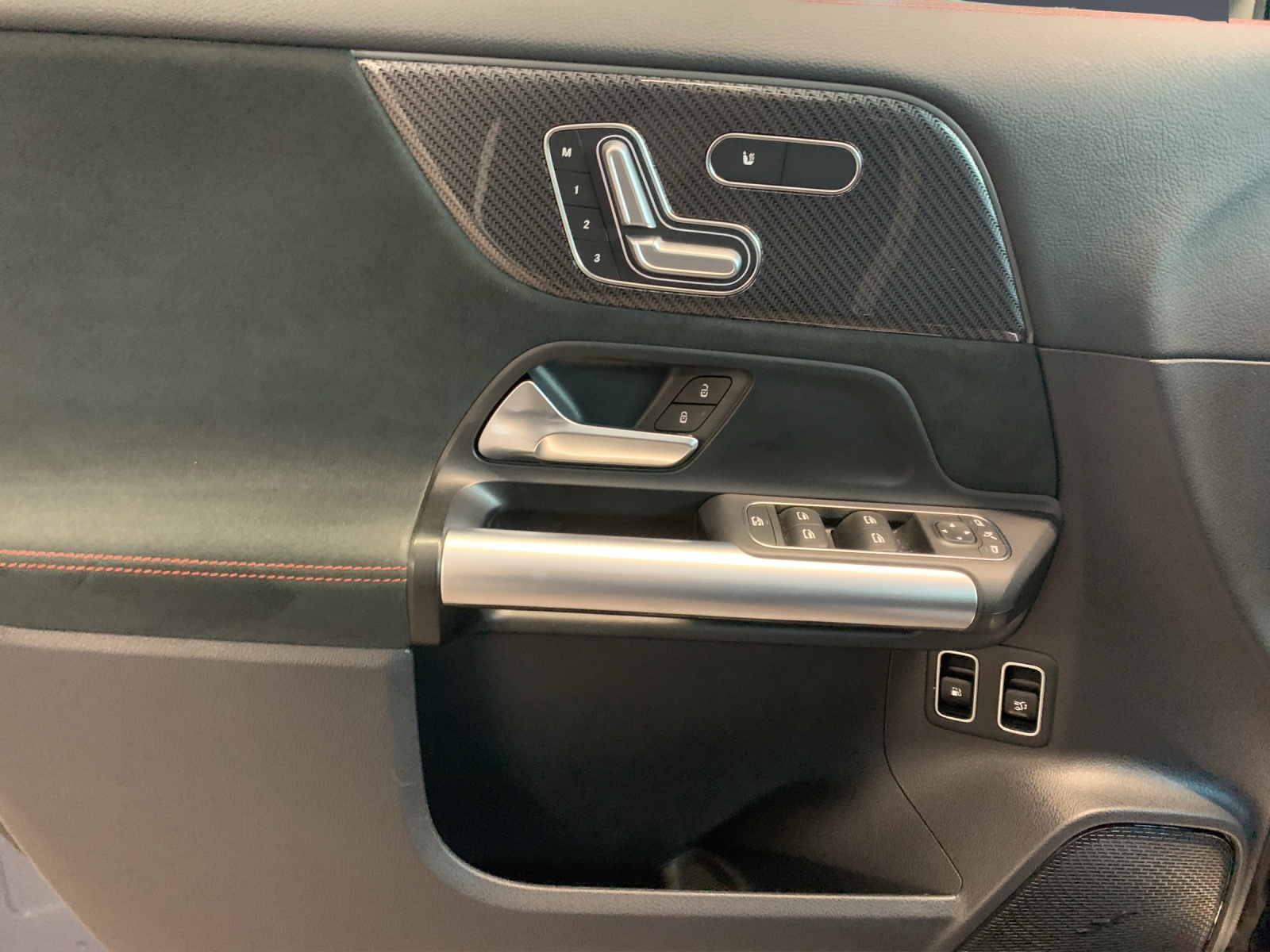 MERCEDES-BENZ GLA 250e AMG Line 8G-DCT-image-9