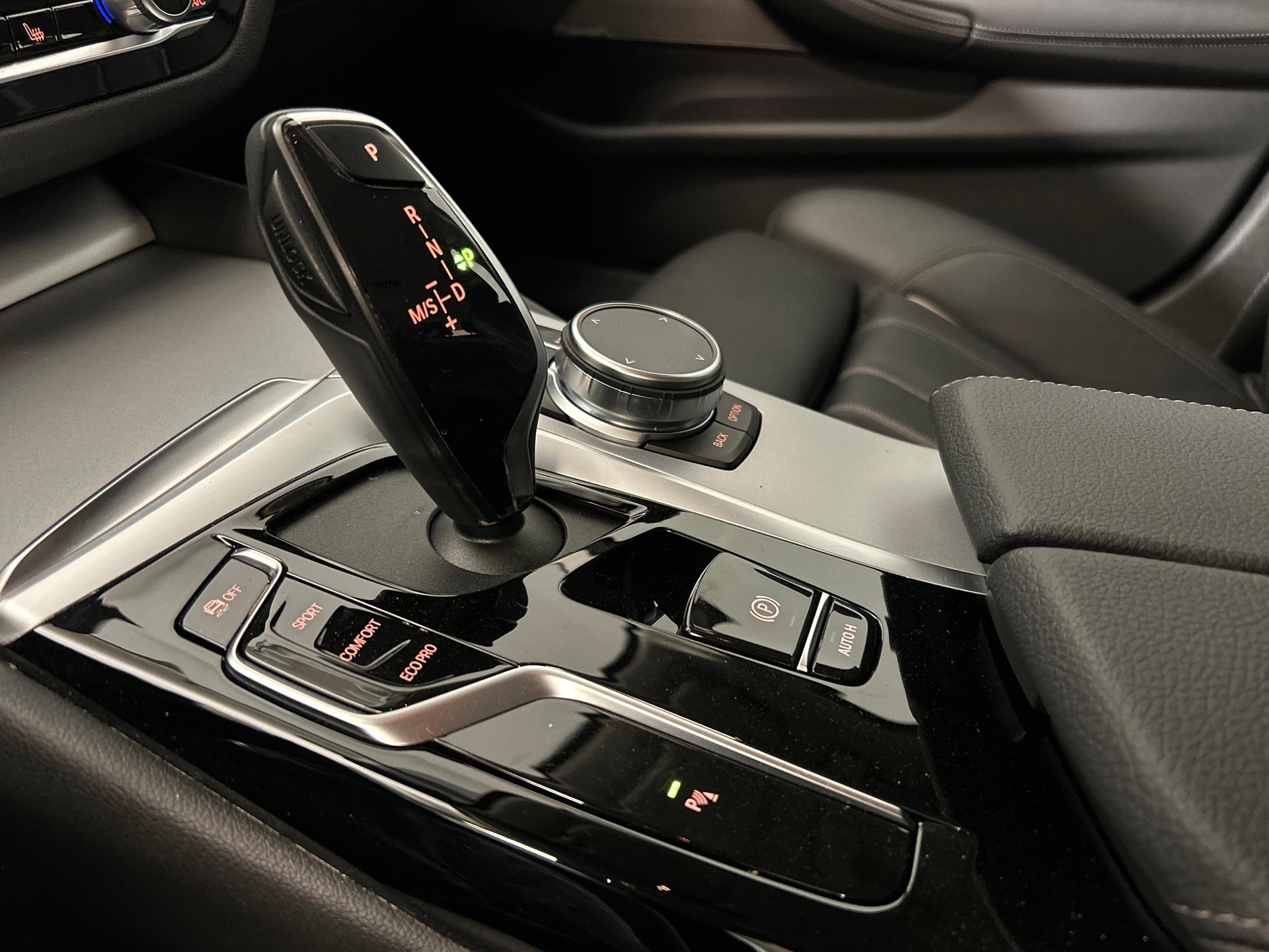BMW 530d xDrive Touring-image-13