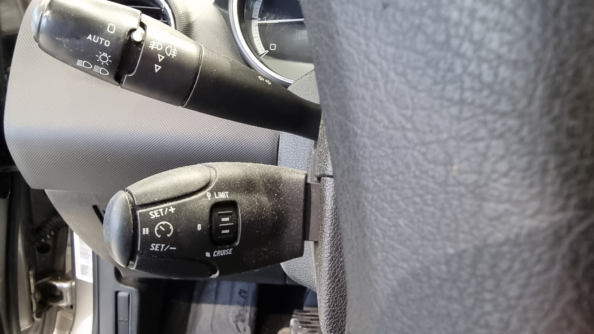 PEUGEOT 308 1.6 16V VTI Sport-image-15