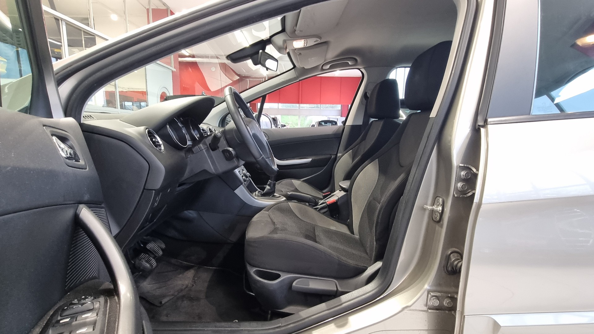 PEUGEOT 308 1.6 16V VTI Sport-image-17