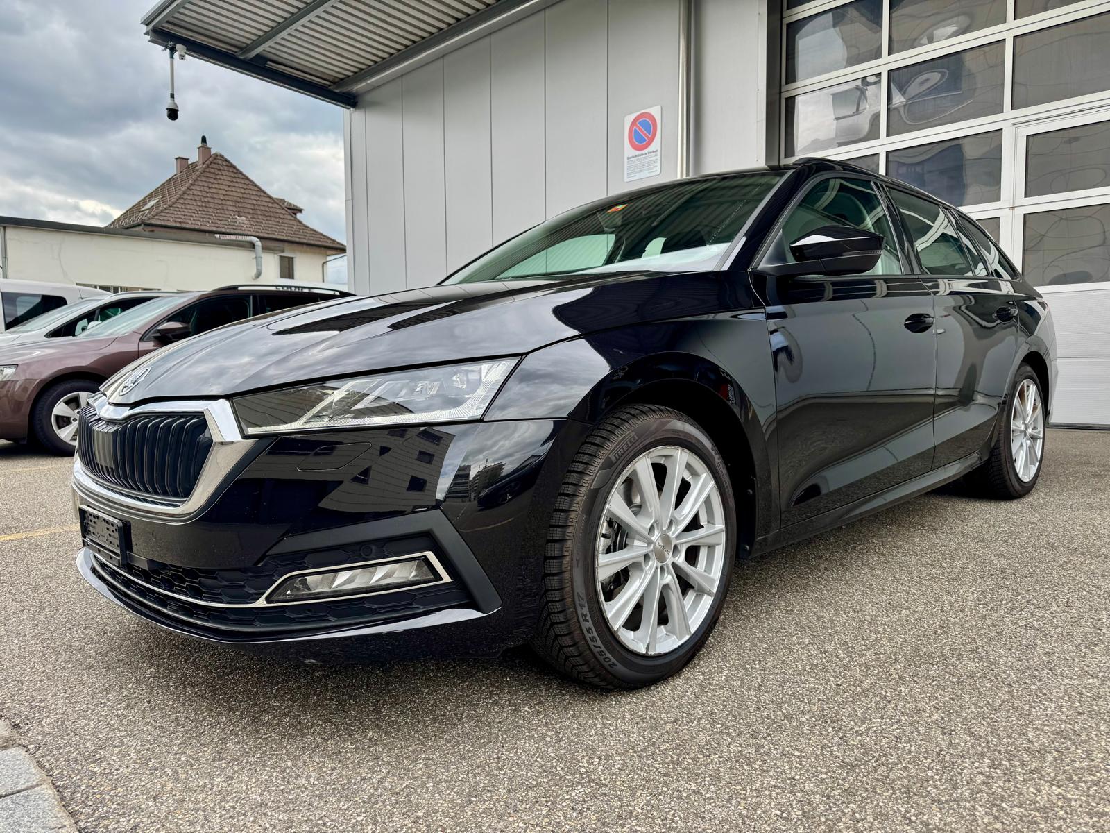 SKODA Octavia Combi 2.0 TDI DSG Style 4x4-image-0