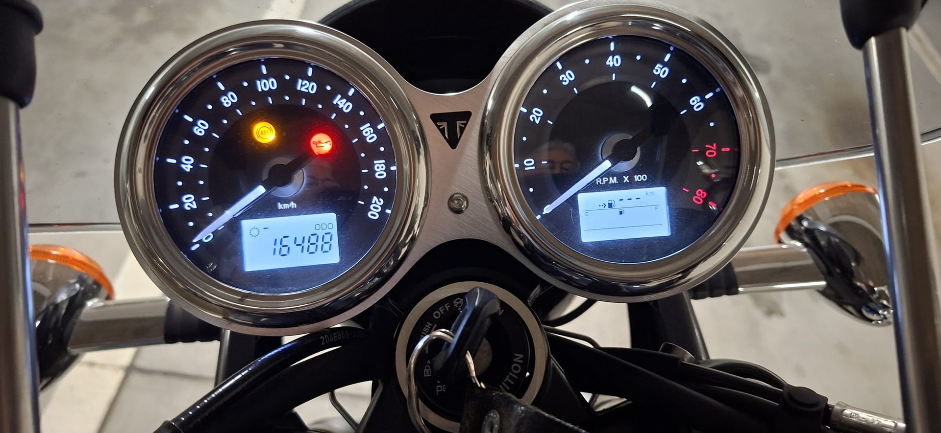 TRIUMPH Bonneville 900 T 100 ABS-image-1