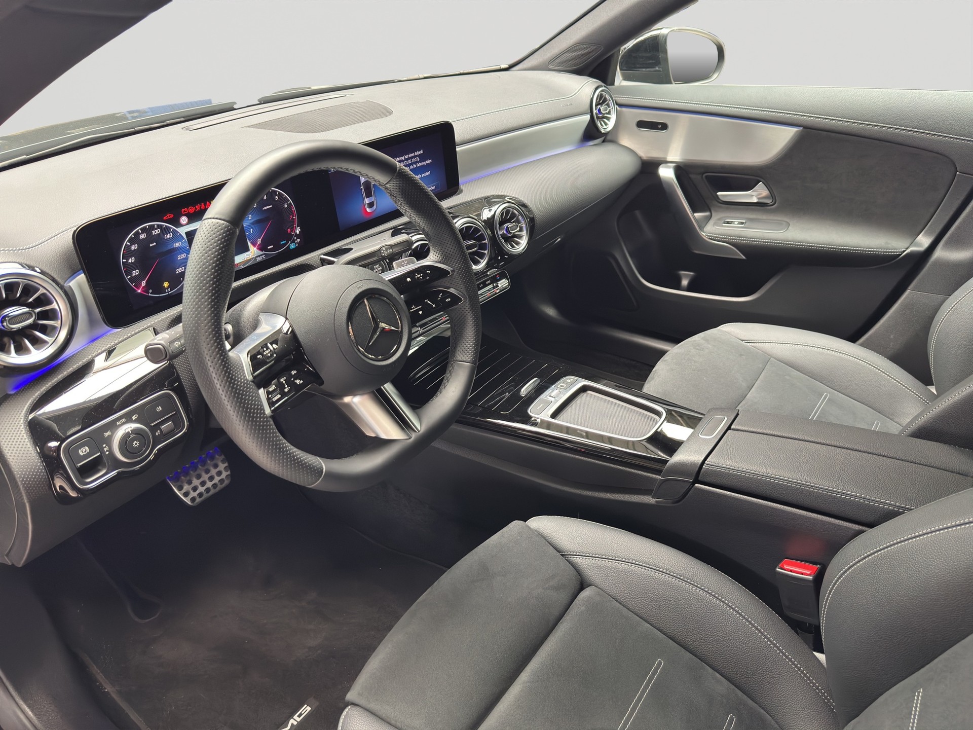 MERCEDES-BENZ CLA 200 AMG Night 7G-DCT-image-6