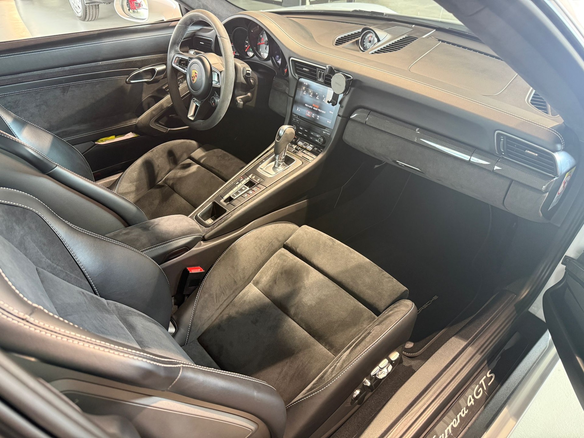 PORSCHE 911 Carrera 4 GTS PDK-image-13
