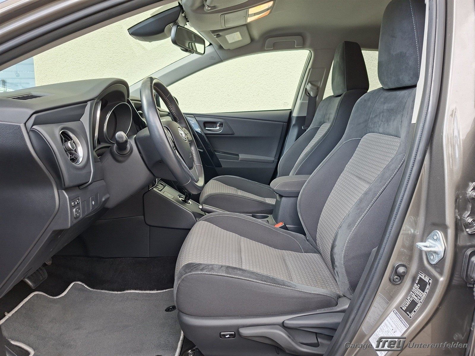 TOYOTA Auris 1.8 HSD Trend e-CVT-image-5