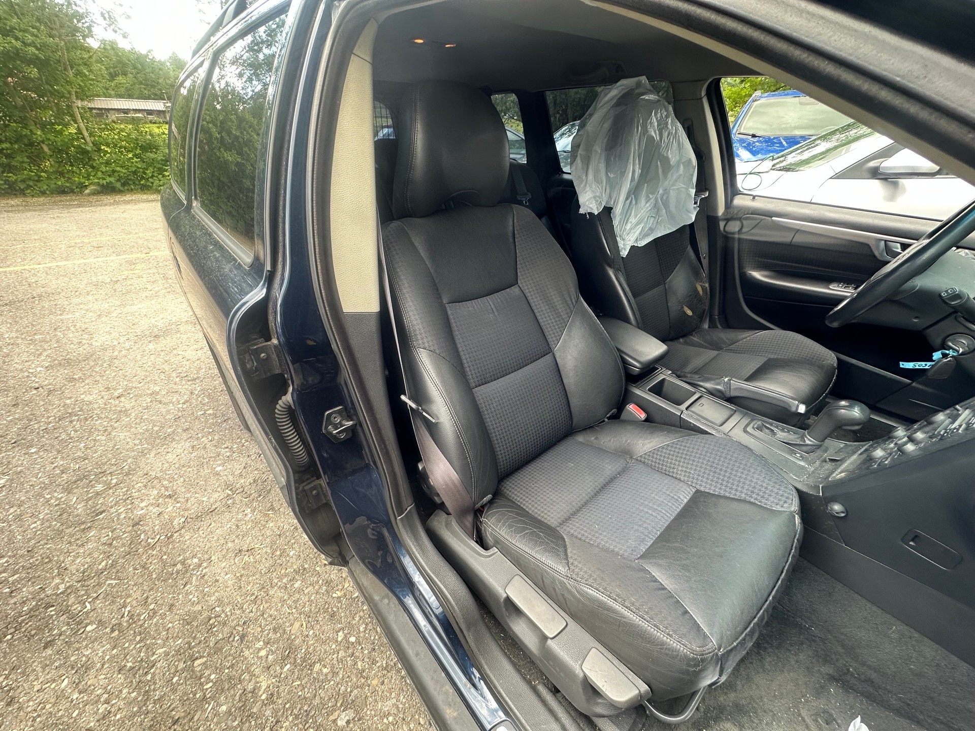 VOLVO V70 D5-image-10
