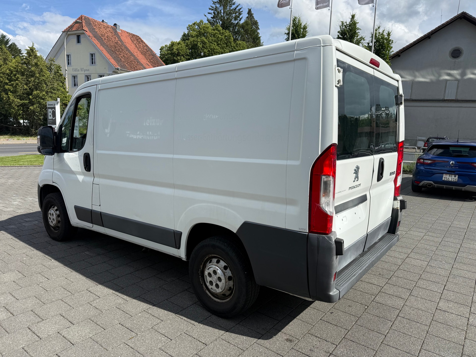 PEUGEOT Boxer 2.0 HDI 330 Allure L1H1-image-3