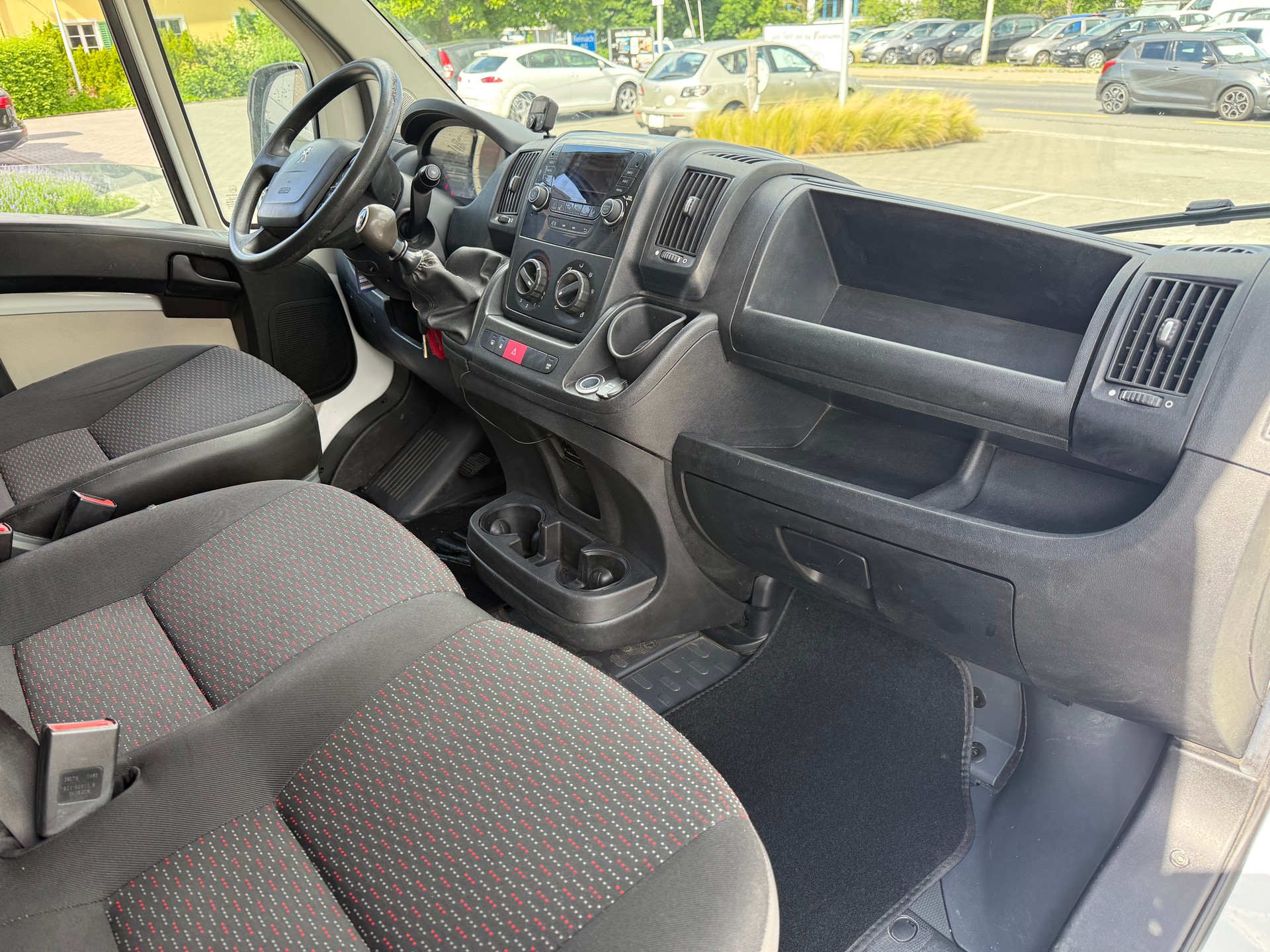 PEUGEOT Boxer 2.0 HDI 330 Allure L1H1-image-7