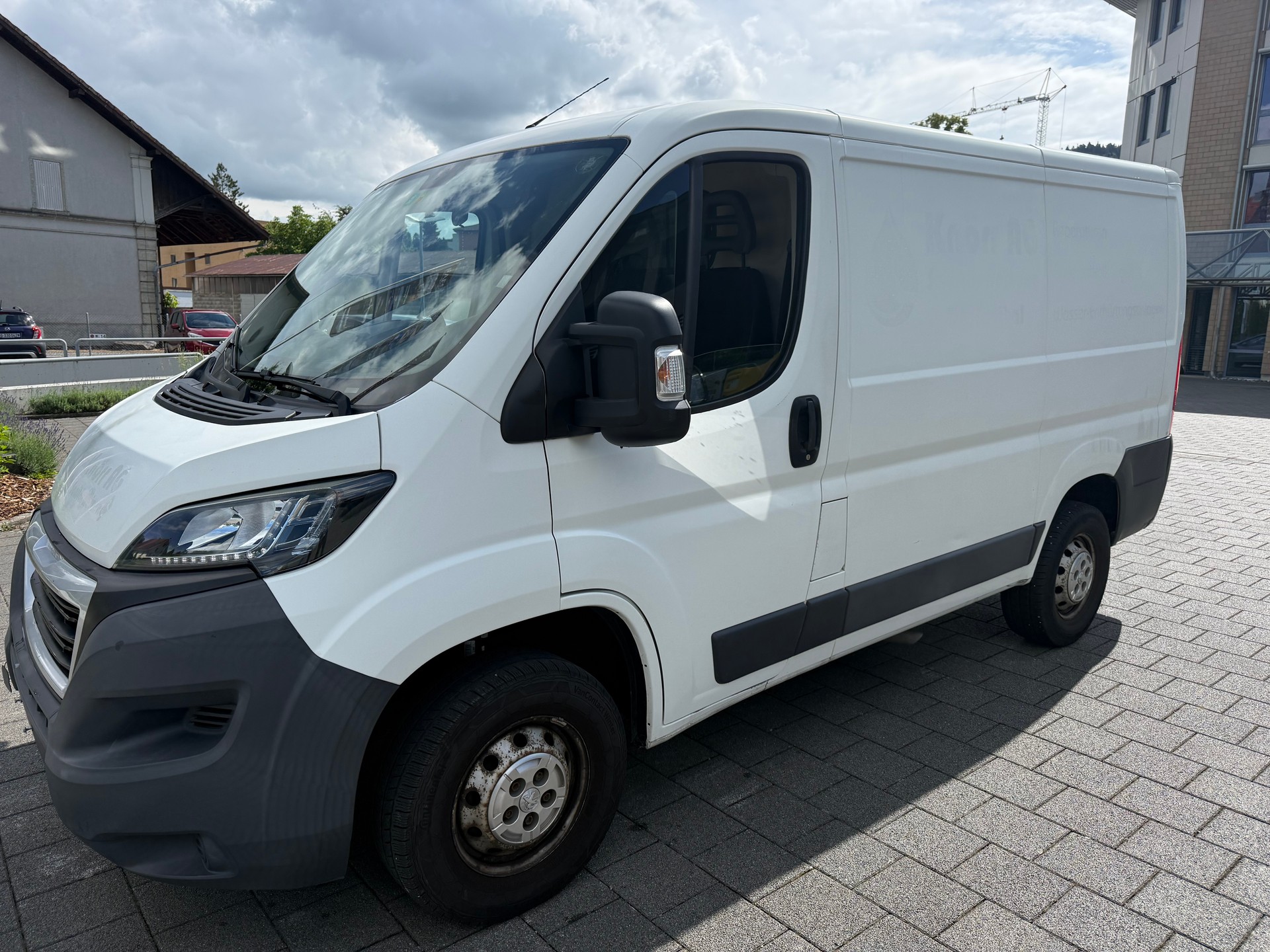PEUGEOT Boxer 2.0 HDI 330 Allure L1H1-image-2