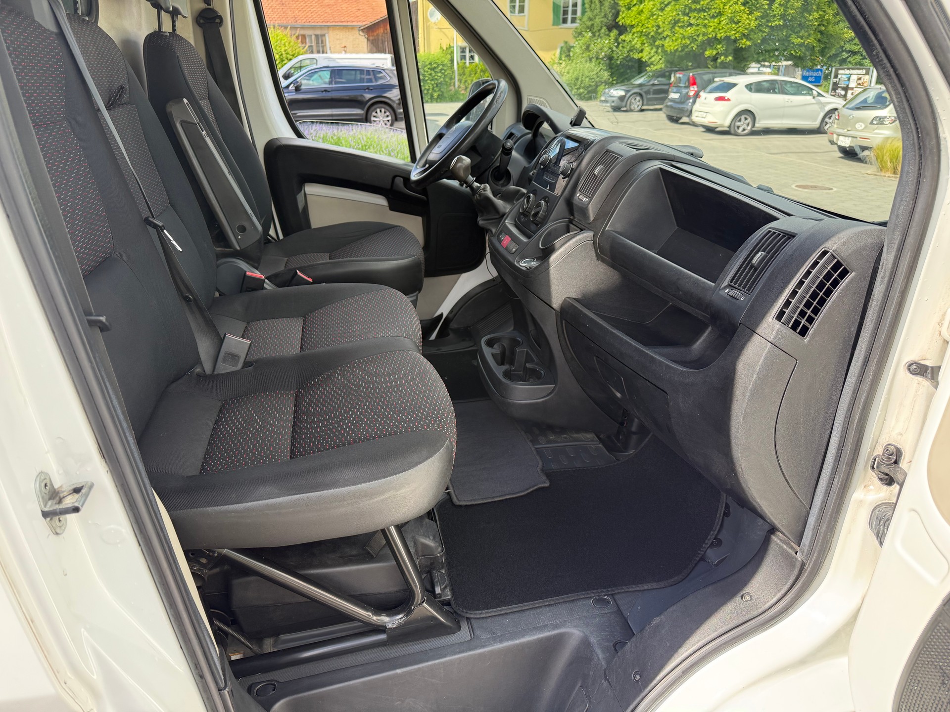 PEUGEOT Boxer 2.0 HDI 330 Allure L1H1-image-6