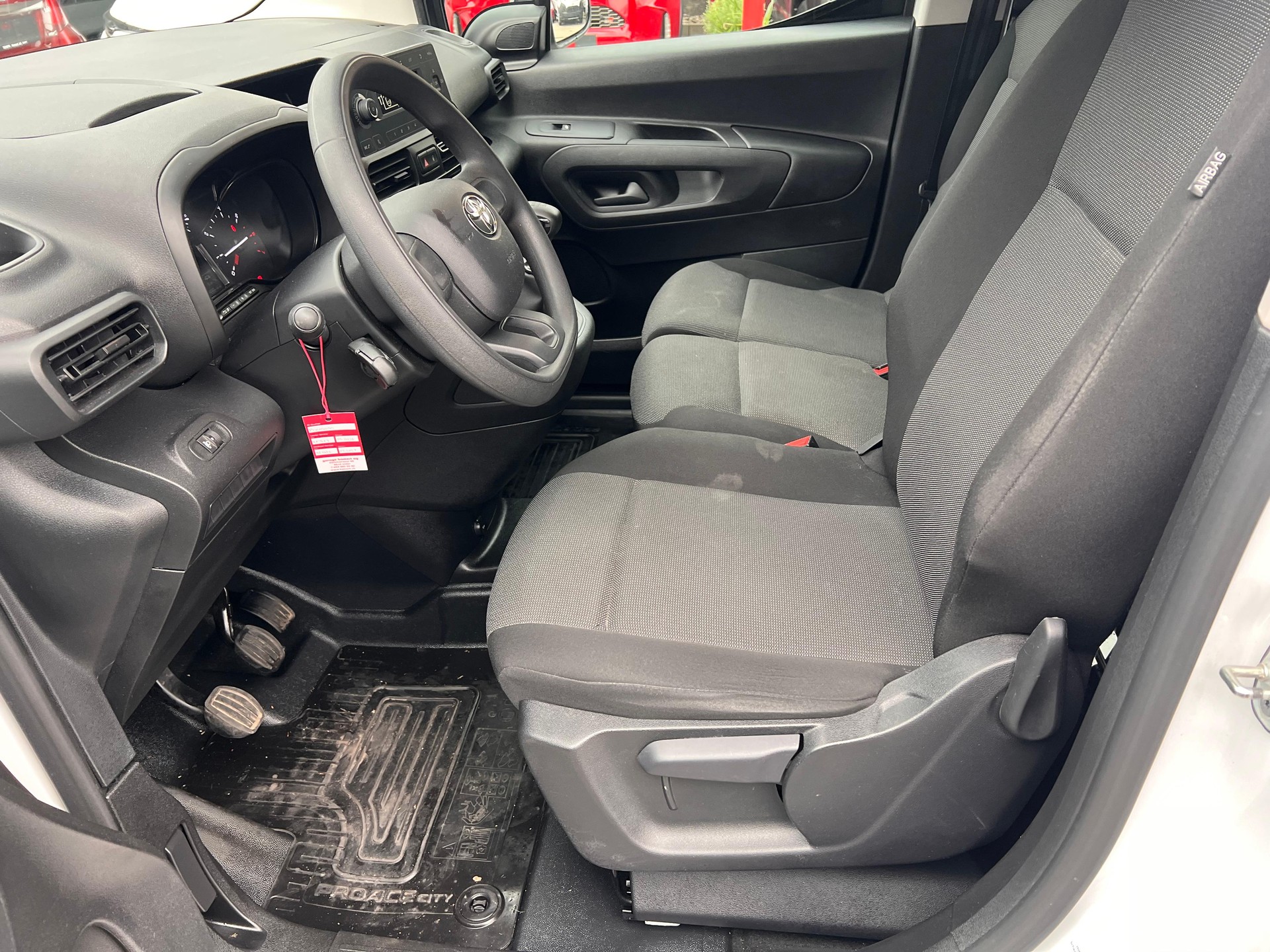 TOYOTA PROACE CITY Van L1 1.2 Active-image-9
