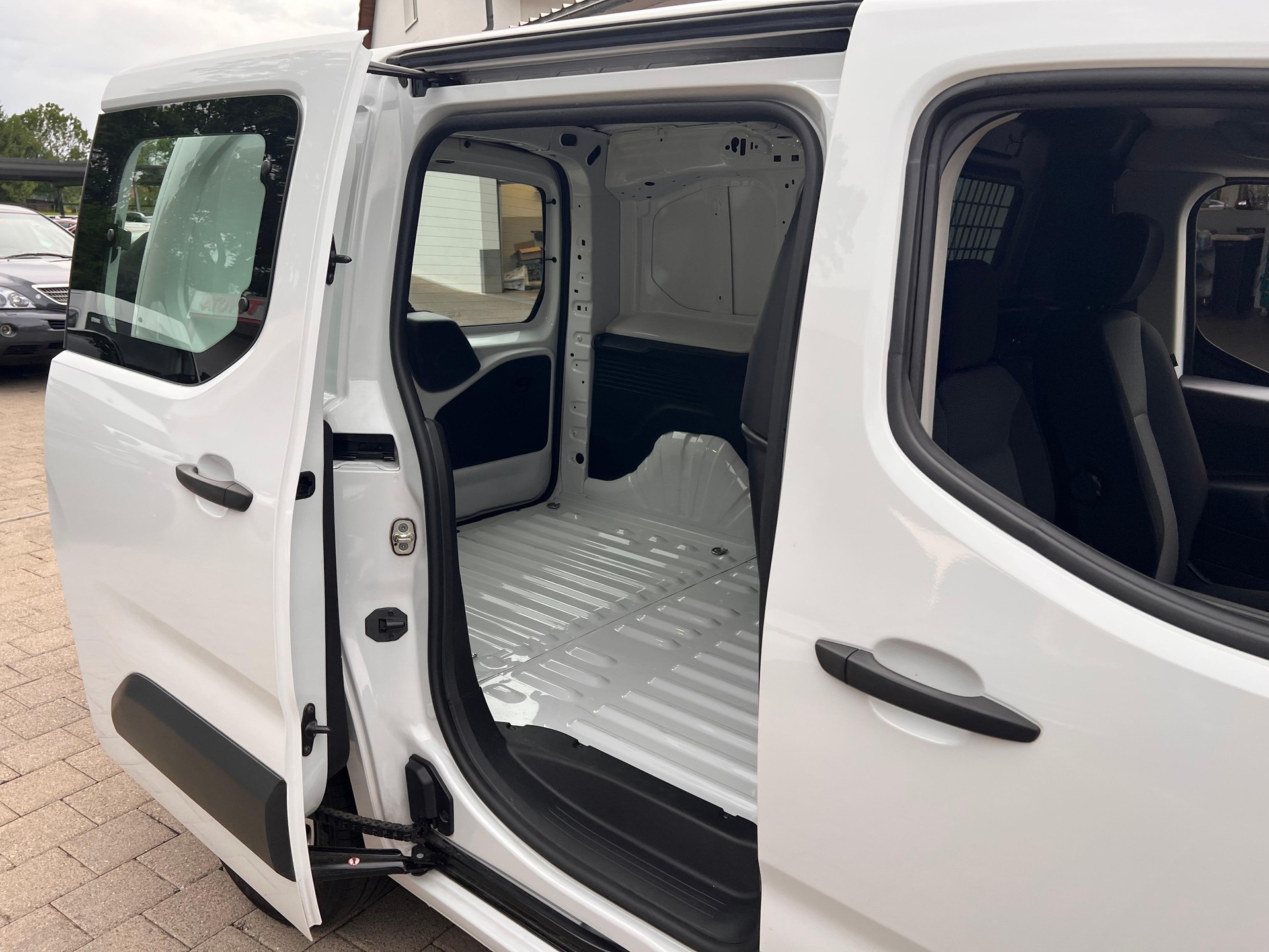 TOYOTA PROACE CITY Van L1 1.2 Active-image-7