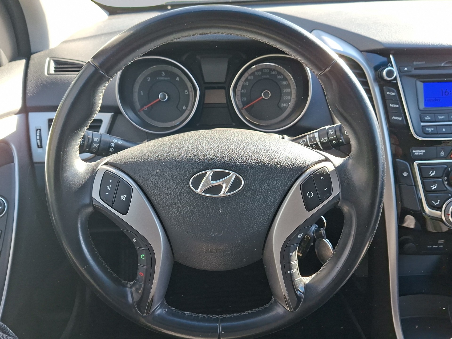 HYUNDAI i30 Wagon 1.6 CRDi Amplia Automatic DCT-image-9