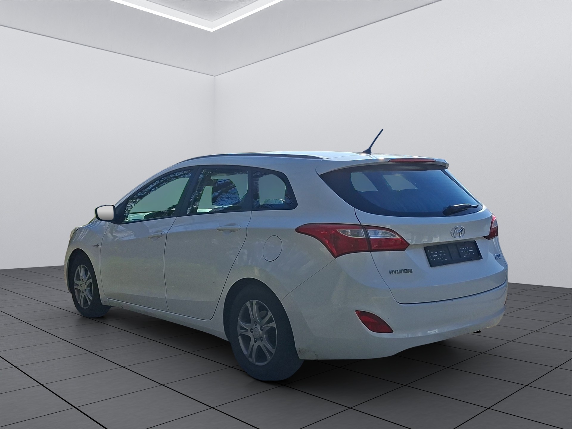 HYUNDAI i30 Wagon 1.6 CRDi Amplia Automatic DCT-image-4