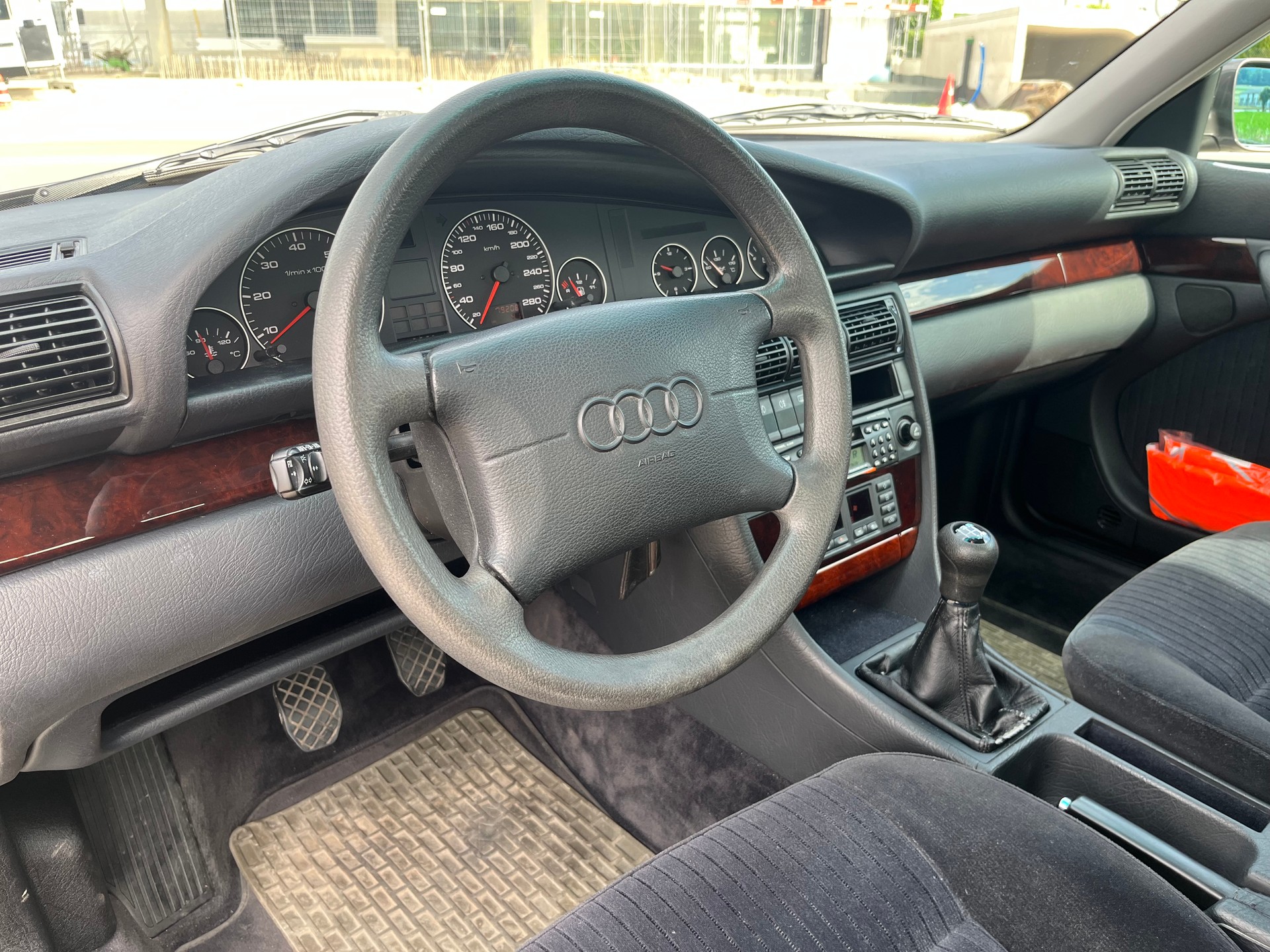 AUDI A6 2.6 E 150CV manuelle de 1ère main! Etat de neuf! Magnifique Youngtimer! Grand service et expertise effectué.-image-6