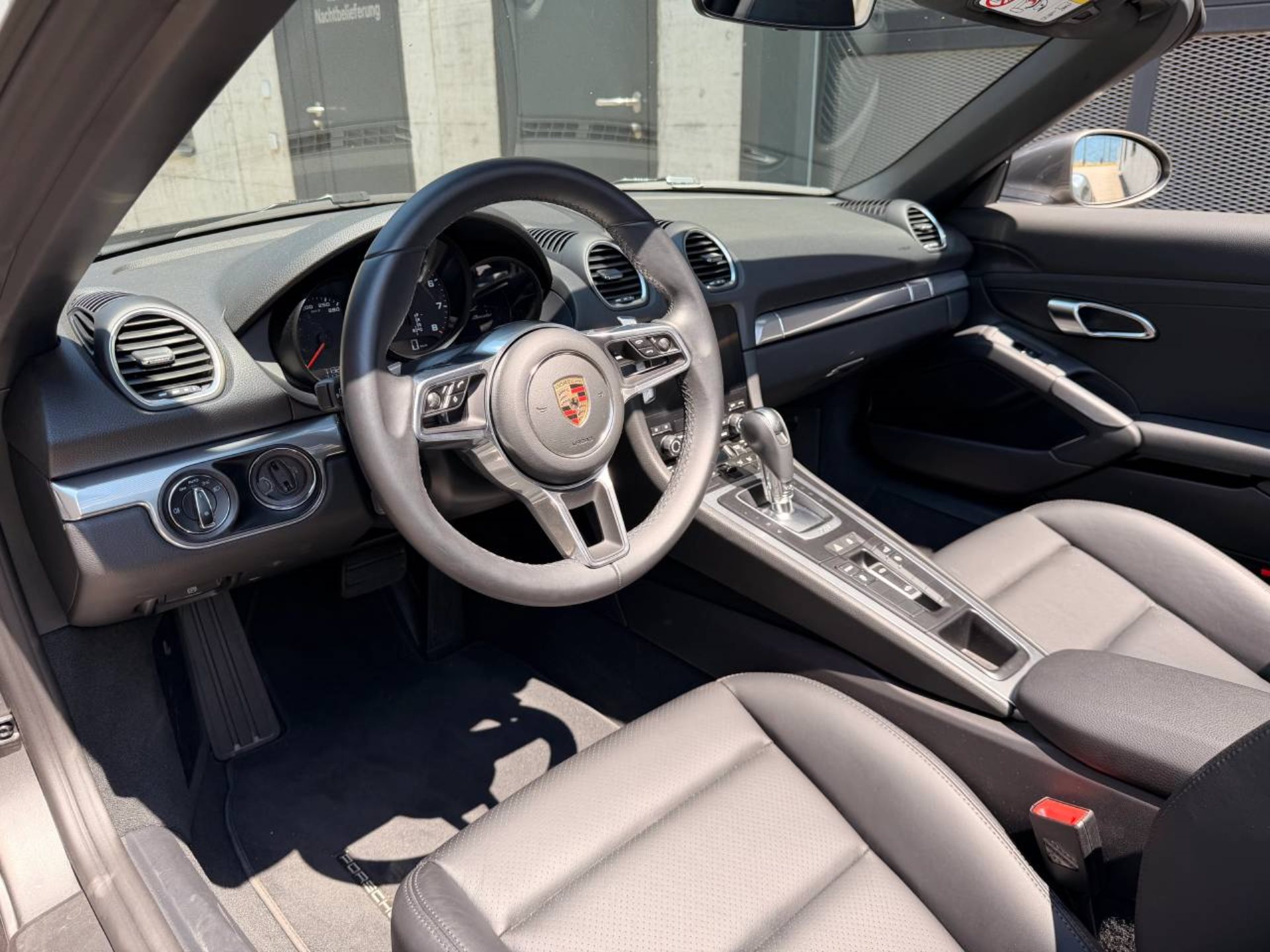 PORSCHE 718 Boxster-image-3
