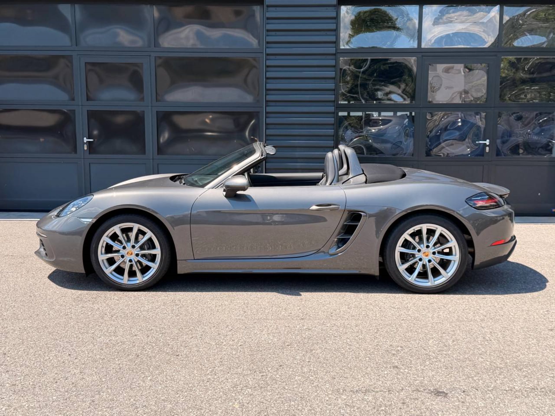 PORSCHE 718 Boxster-image-1