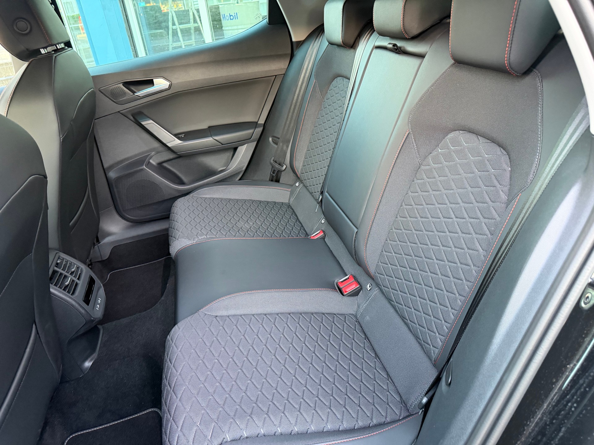 SEAT Leon 1.5 eTSI mHEV DSG FR-image-8