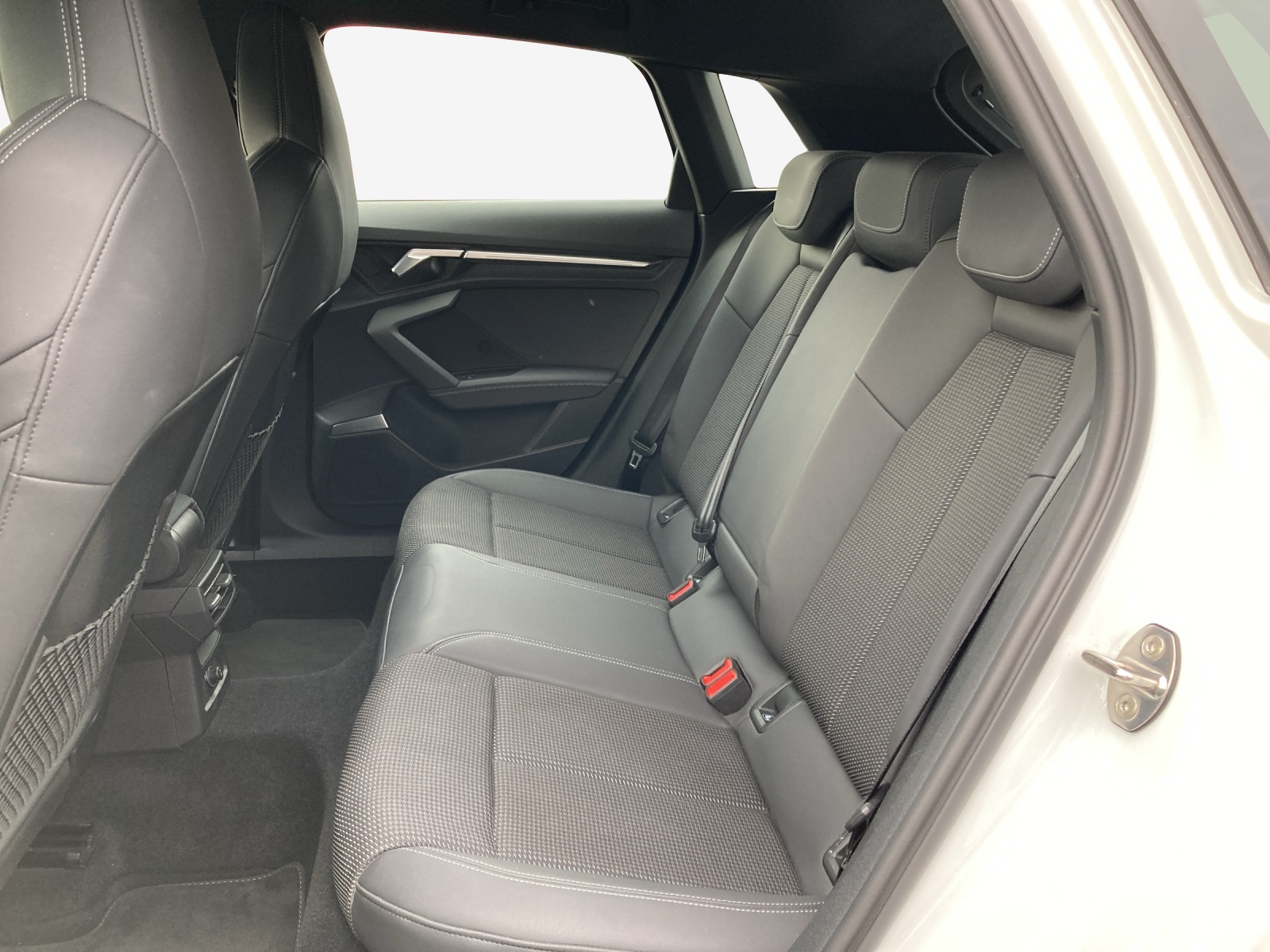 AUDI A3 Sportback 35 TFSI S line Attraction S-tronic-image-11