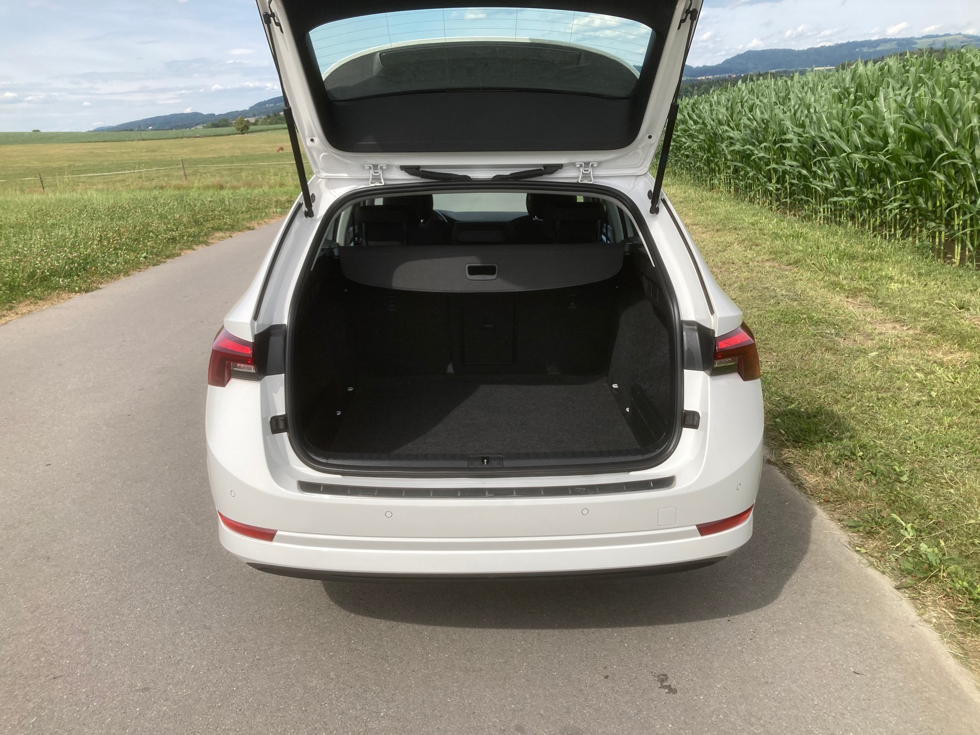 SKODA Octavia Combi 2.0 TDI Ambition-image-5