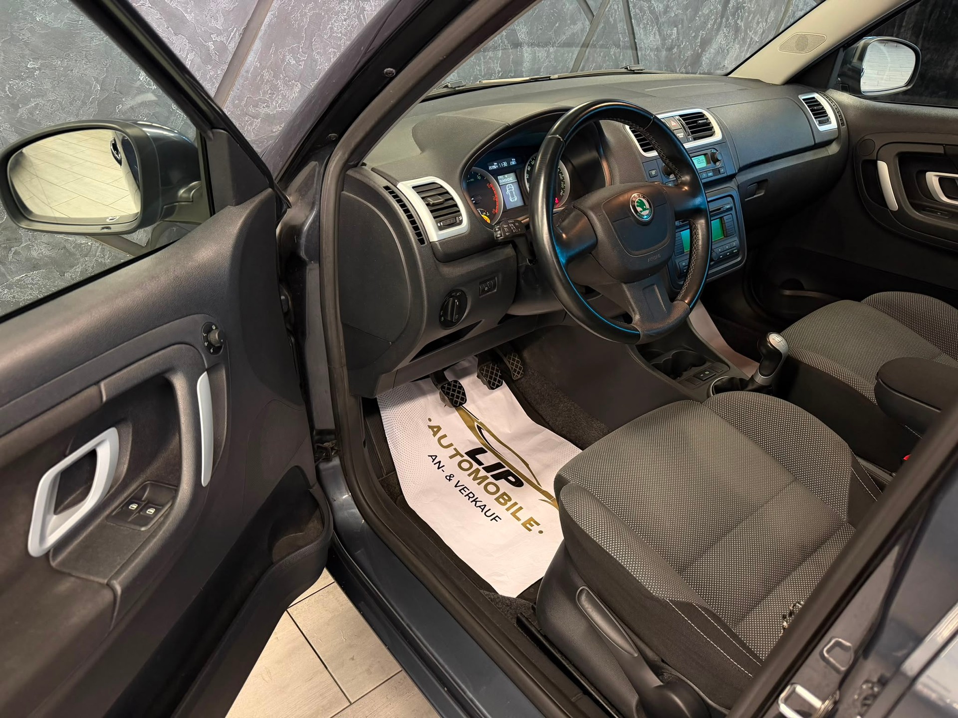 SKODA Fabia 1.6 Ambiente-image-9