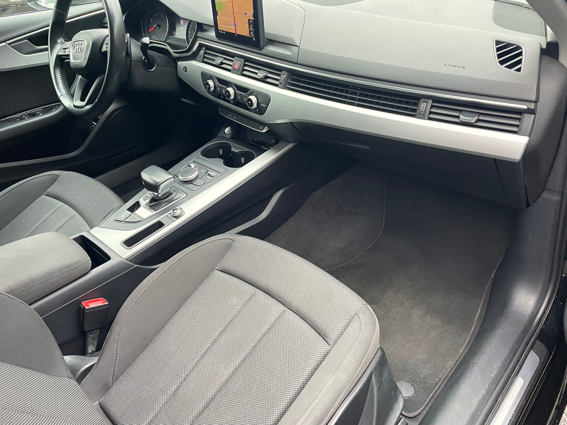 AUDI A4 Limousine 2.0 TDI Design S-tronic-image-10