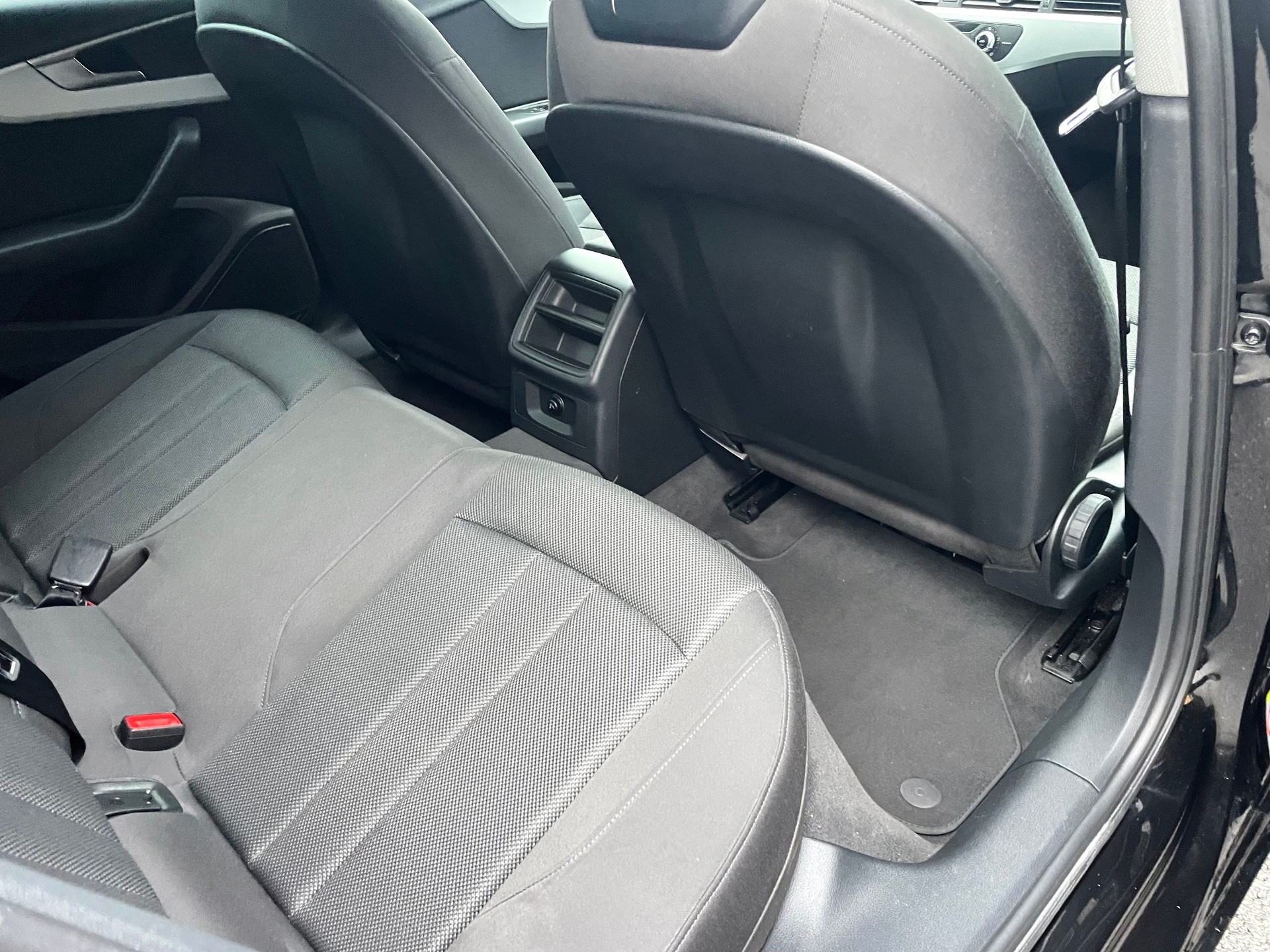 AUDI A4 Limousine 2.0 TDI Design S-tronic-image-9