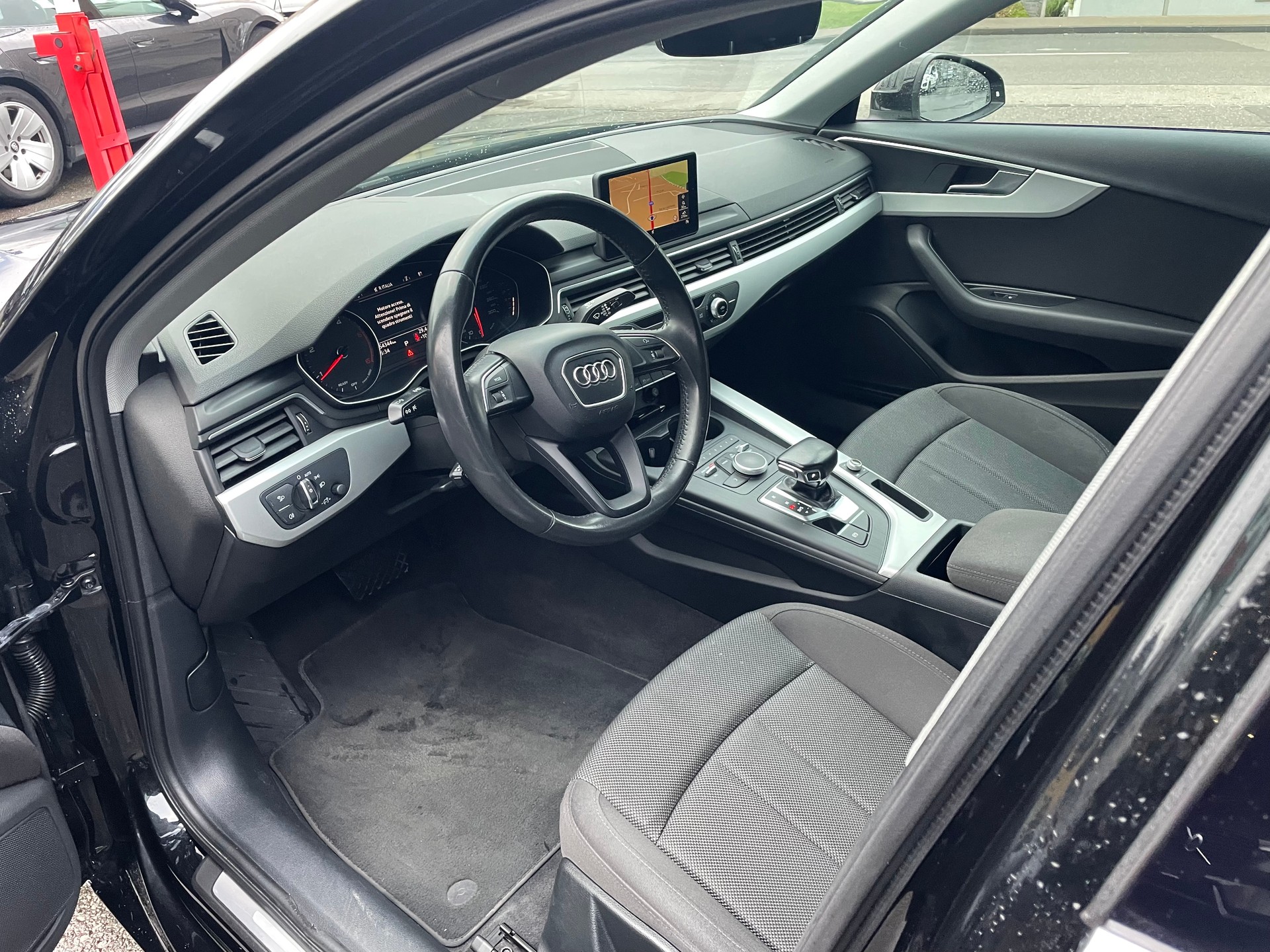 AUDI A4 Limousine 2.0 TDI Design S-tronic-image-2