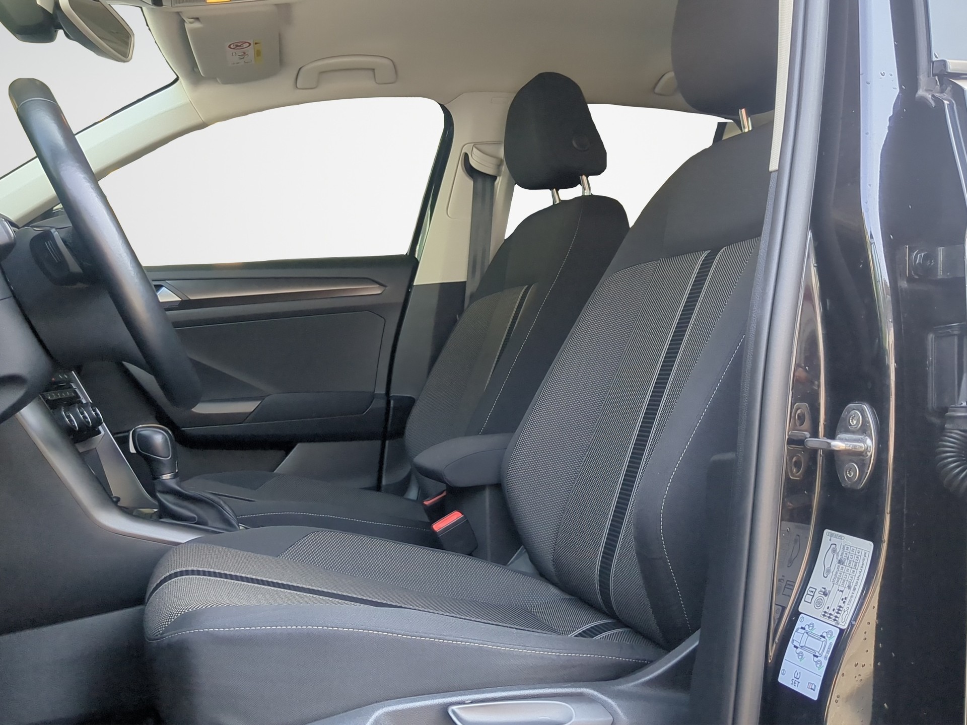 VW T-Roc 2.0 TSI Advance DSG 4Motion-image-4
