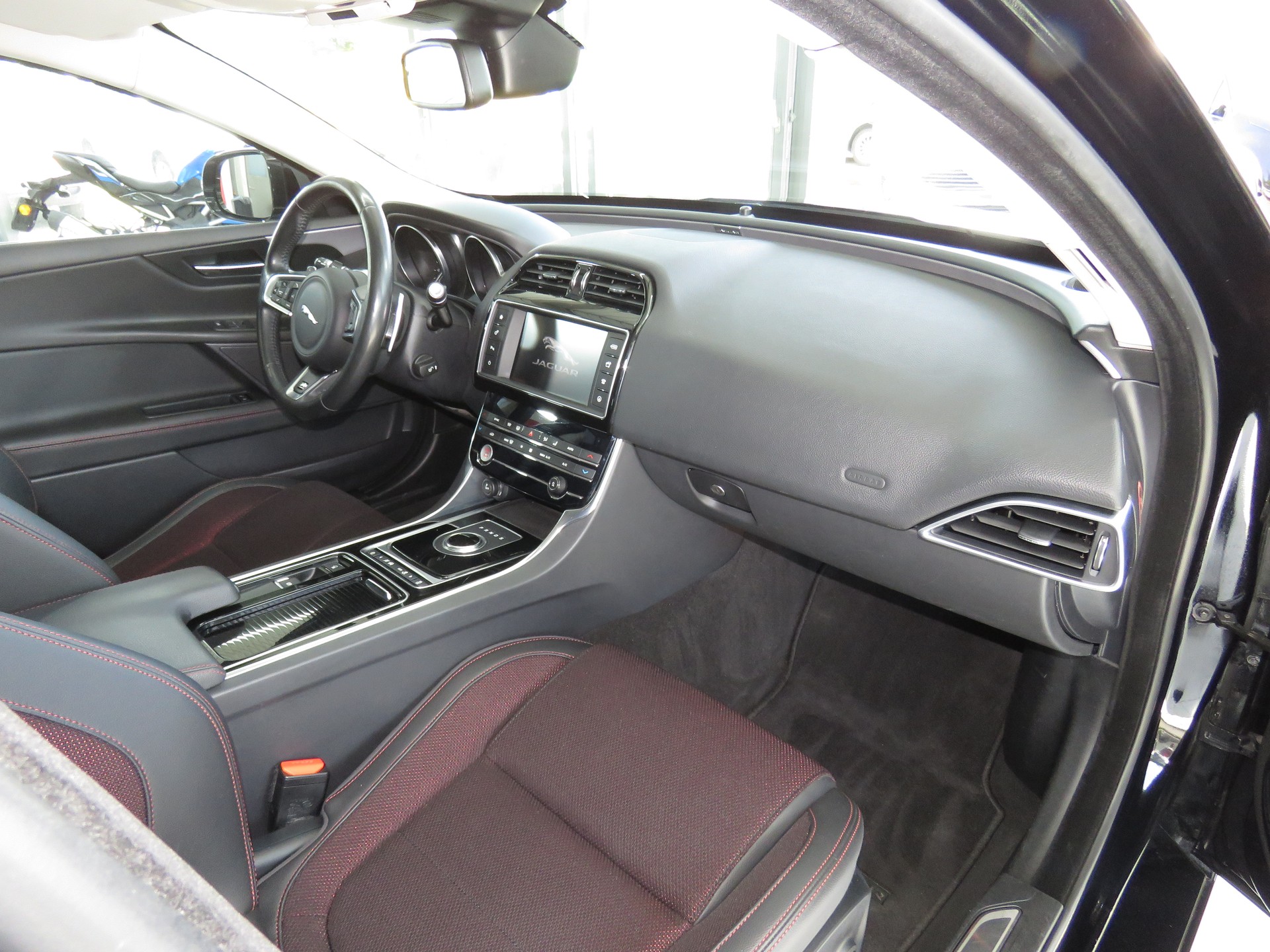 JAGUAR XE 20d R-Sport AWD Automat-image-10