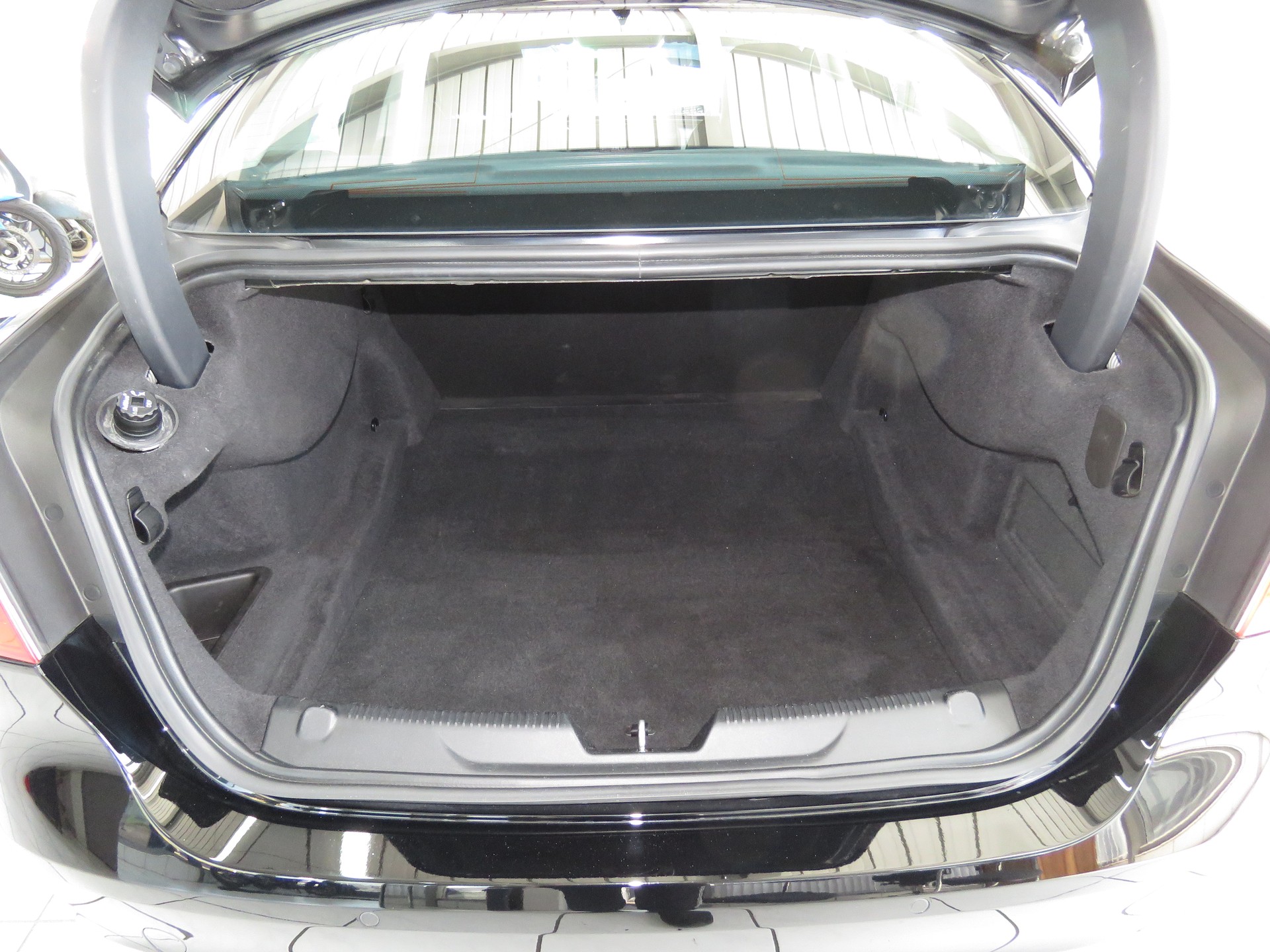 JAGUAR XE 20d R-Sport AWD Automat-image-9