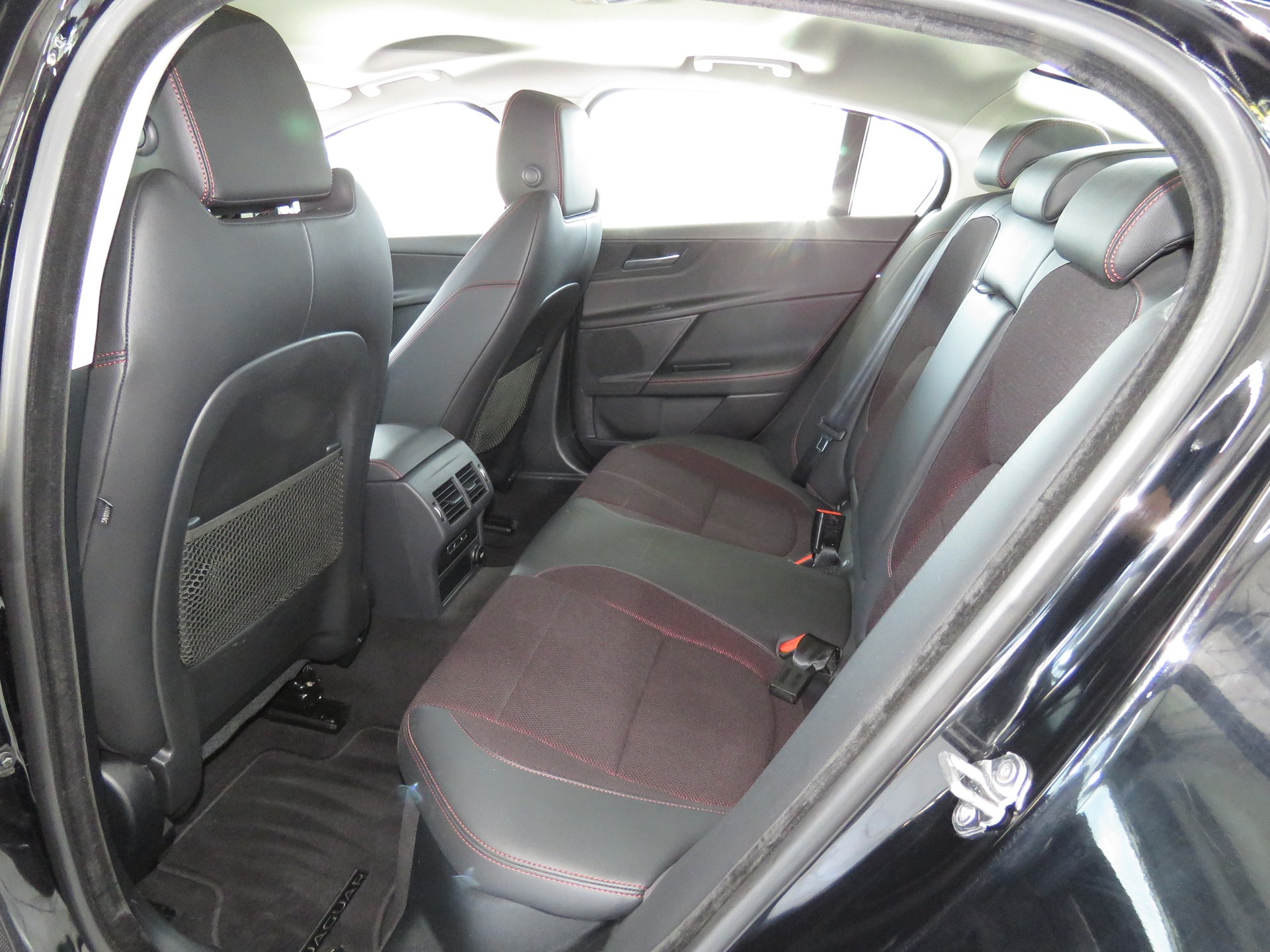 JAGUAR XE 20d R-Sport AWD Automat-image-8