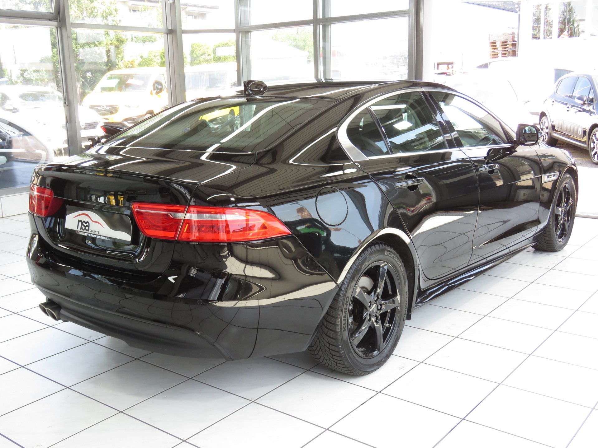 JAGUAR XE 20d R-Sport AWD Automat-image-3