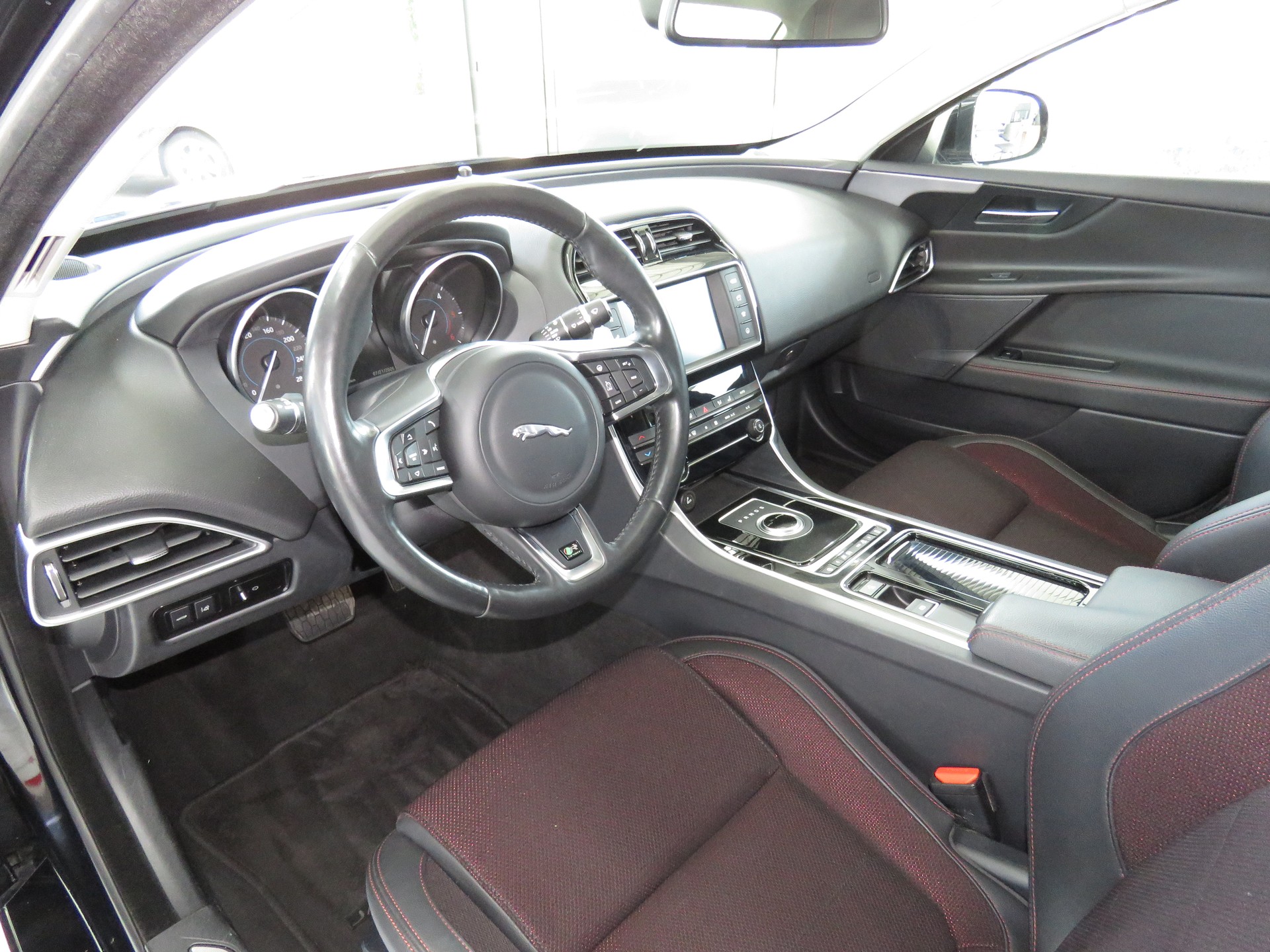 JAGUAR XE 20d R-Sport AWD Automat-image-6
