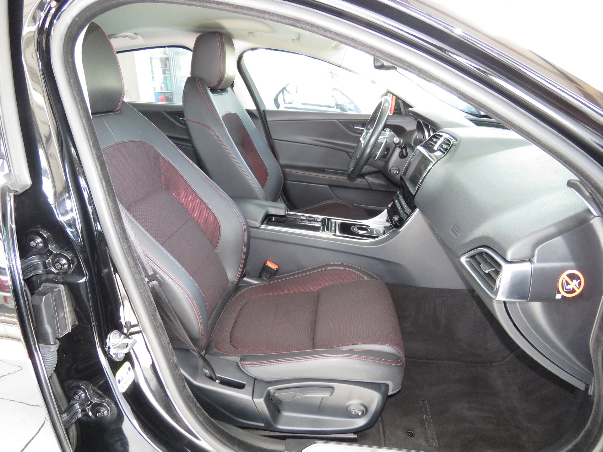 JAGUAR XE 20d R-Sport AWD Automat-image-11