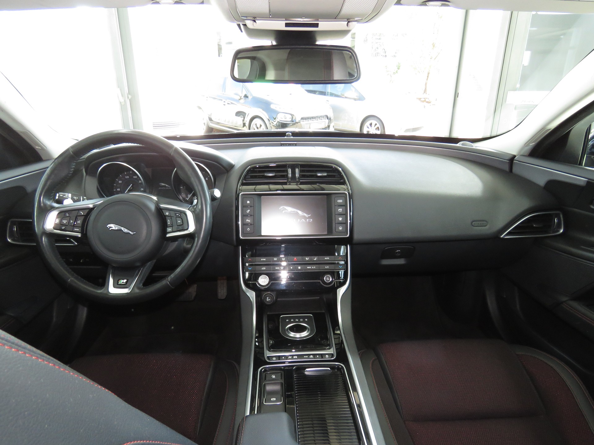 JAGUAR XE 20d R-Sport AWD Automat-image-13