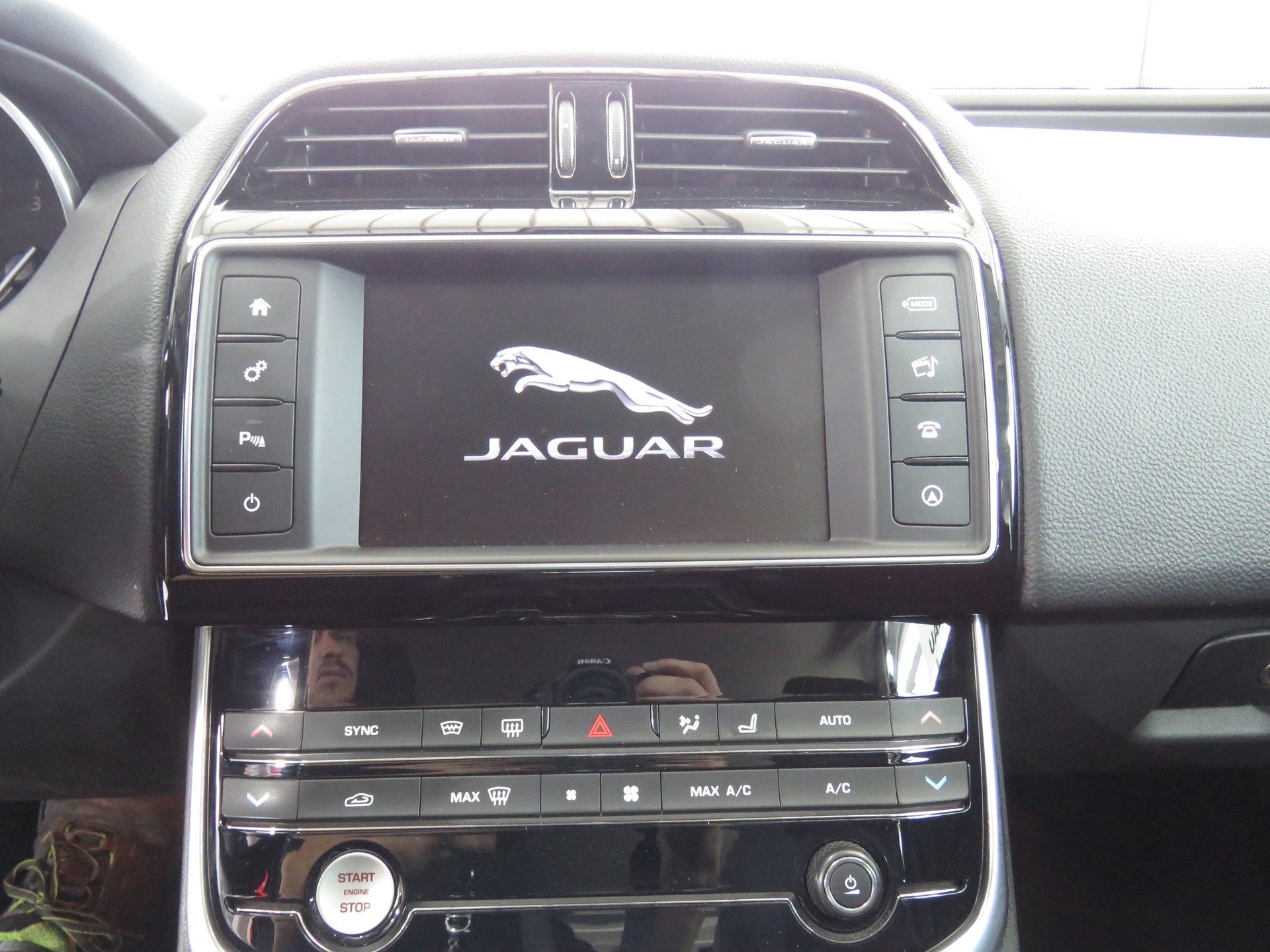 JAGUAR XE 20d R-Sport AWD Automat-image-15