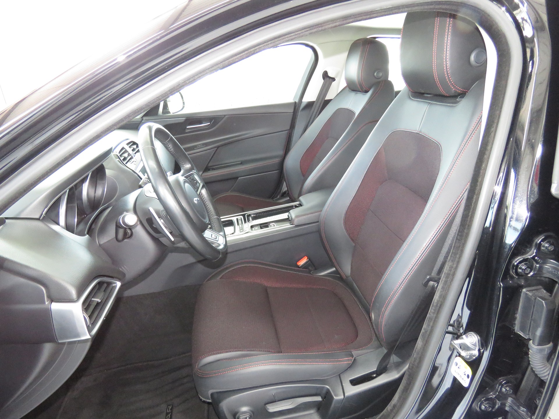 JAGUAR XE 20d R-Sport AWD Automat-image-7